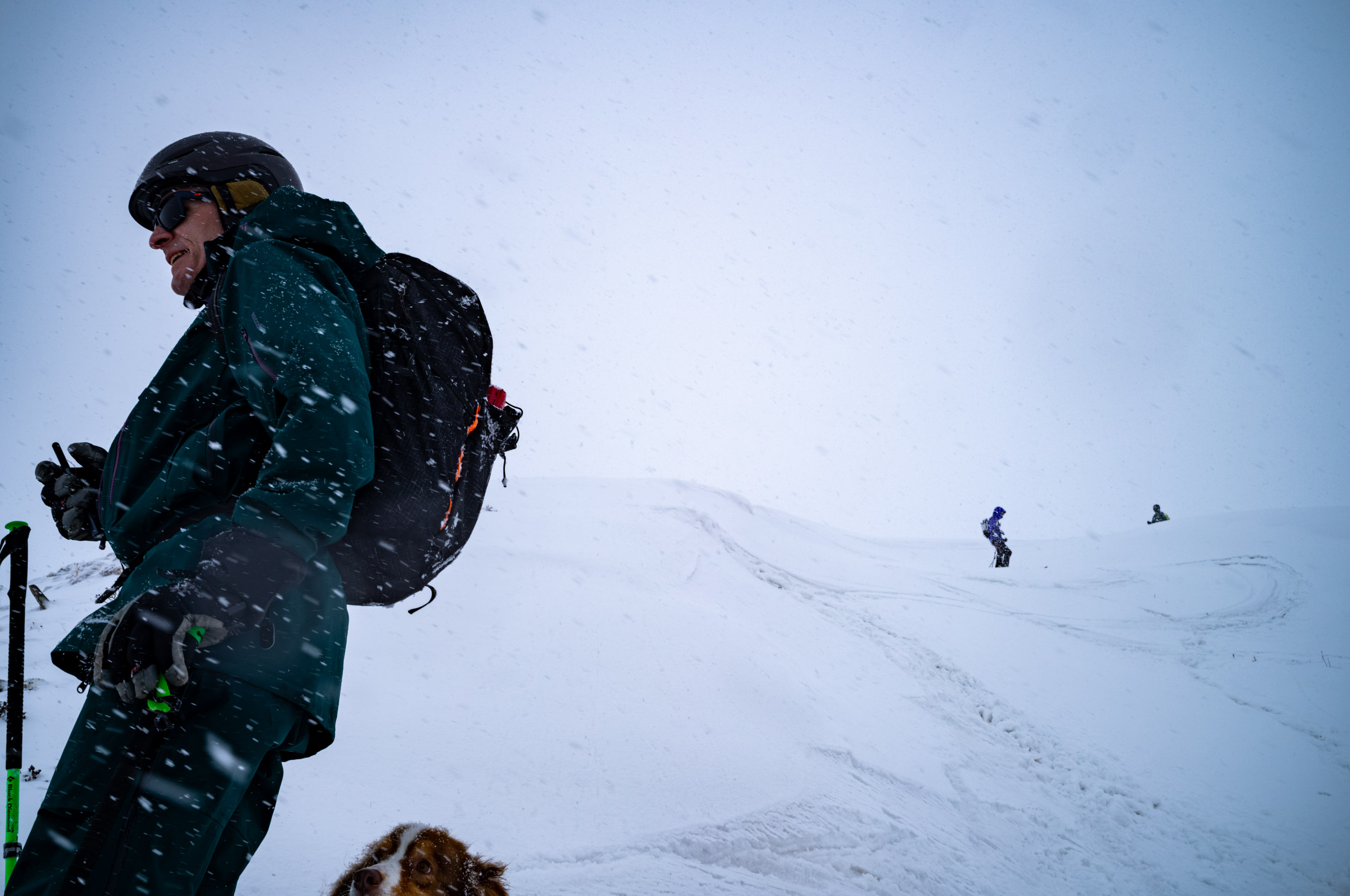 Guide with his companion dog. 领队与他的小狗。