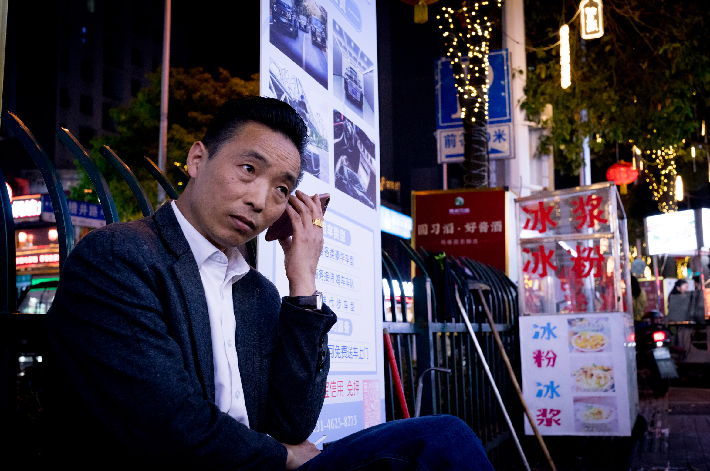 A man outside a barbecue restaurant 烧烤店外的大叔