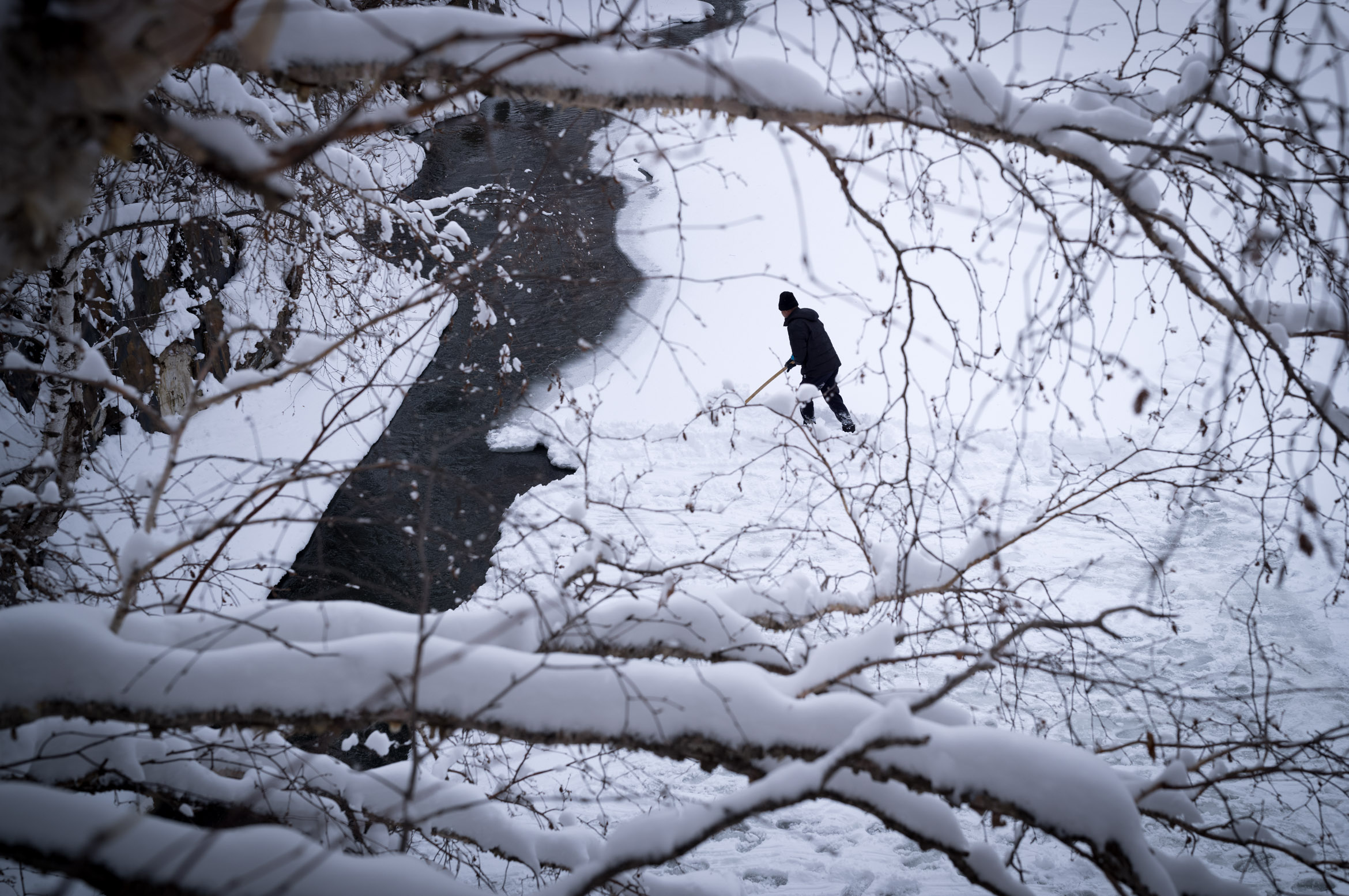 A man shoveling snow 铲雪的大叔