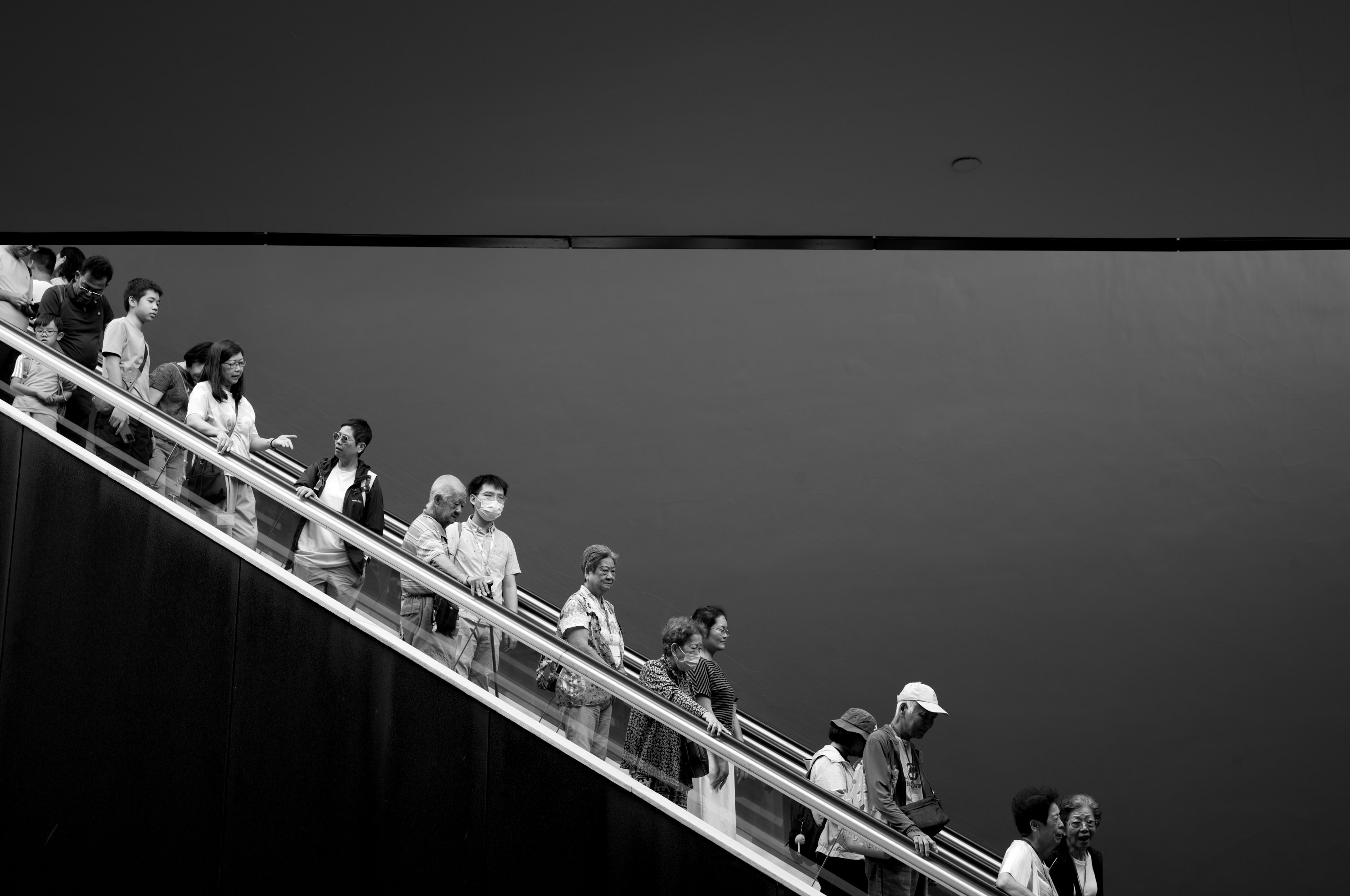 扶手电梯上的人们