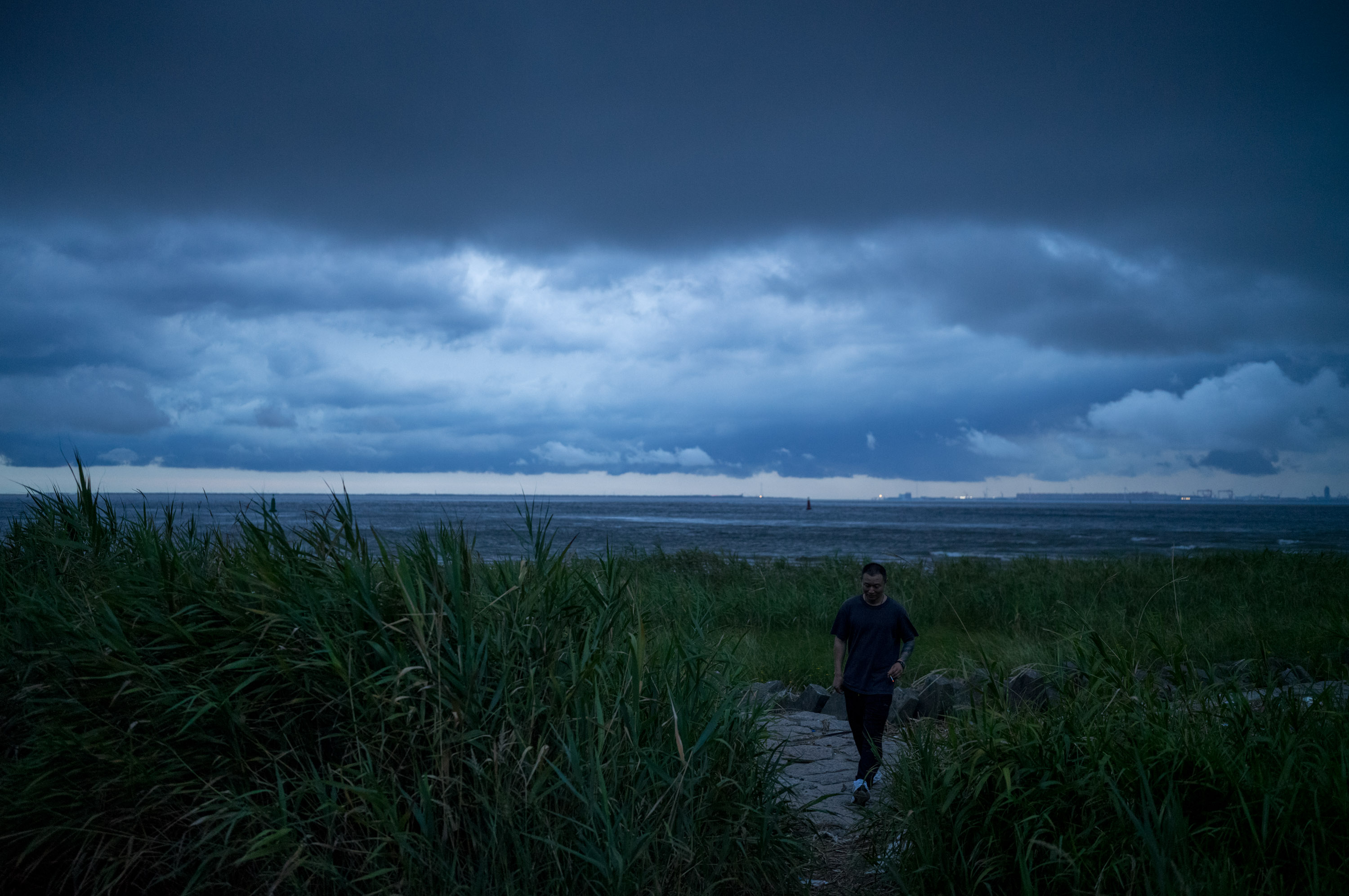 大雨来临前的上海长江入海口