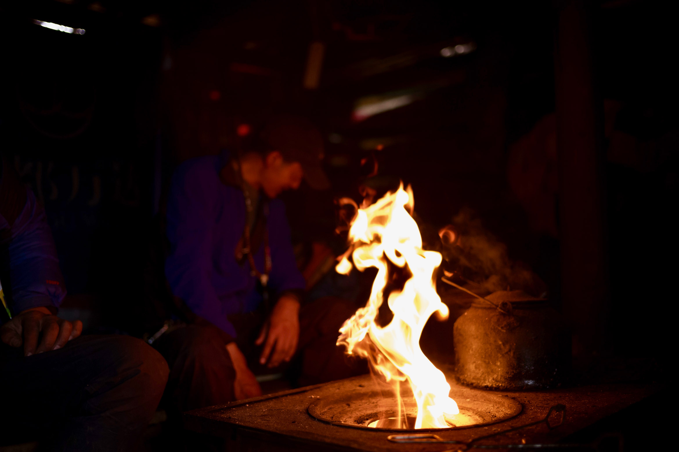 Mountain guide preparing dinner 登山向导在准备晚餐
