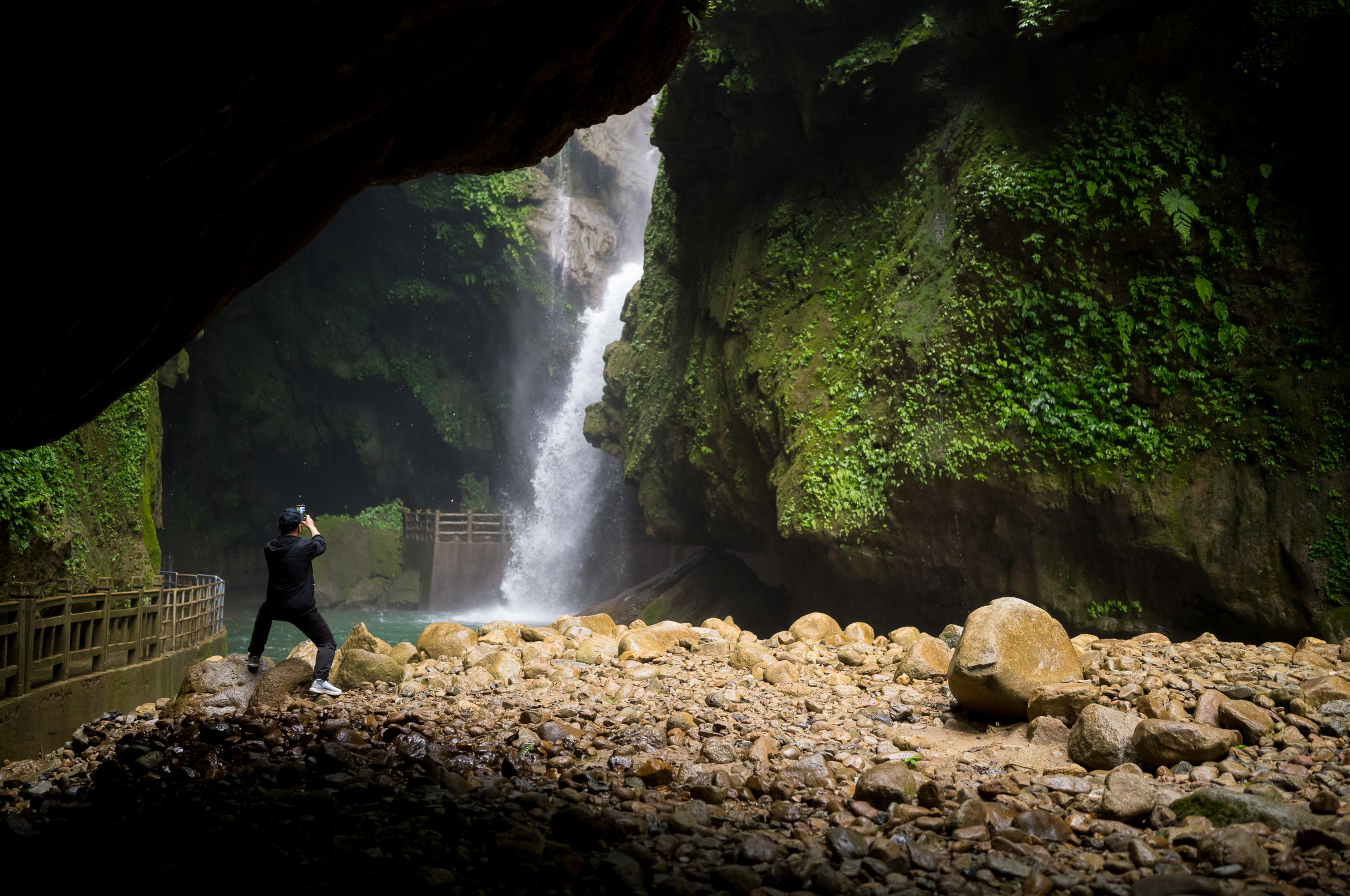 Tourists at Grand Tongling Canyon 通灵大峡谷的游客