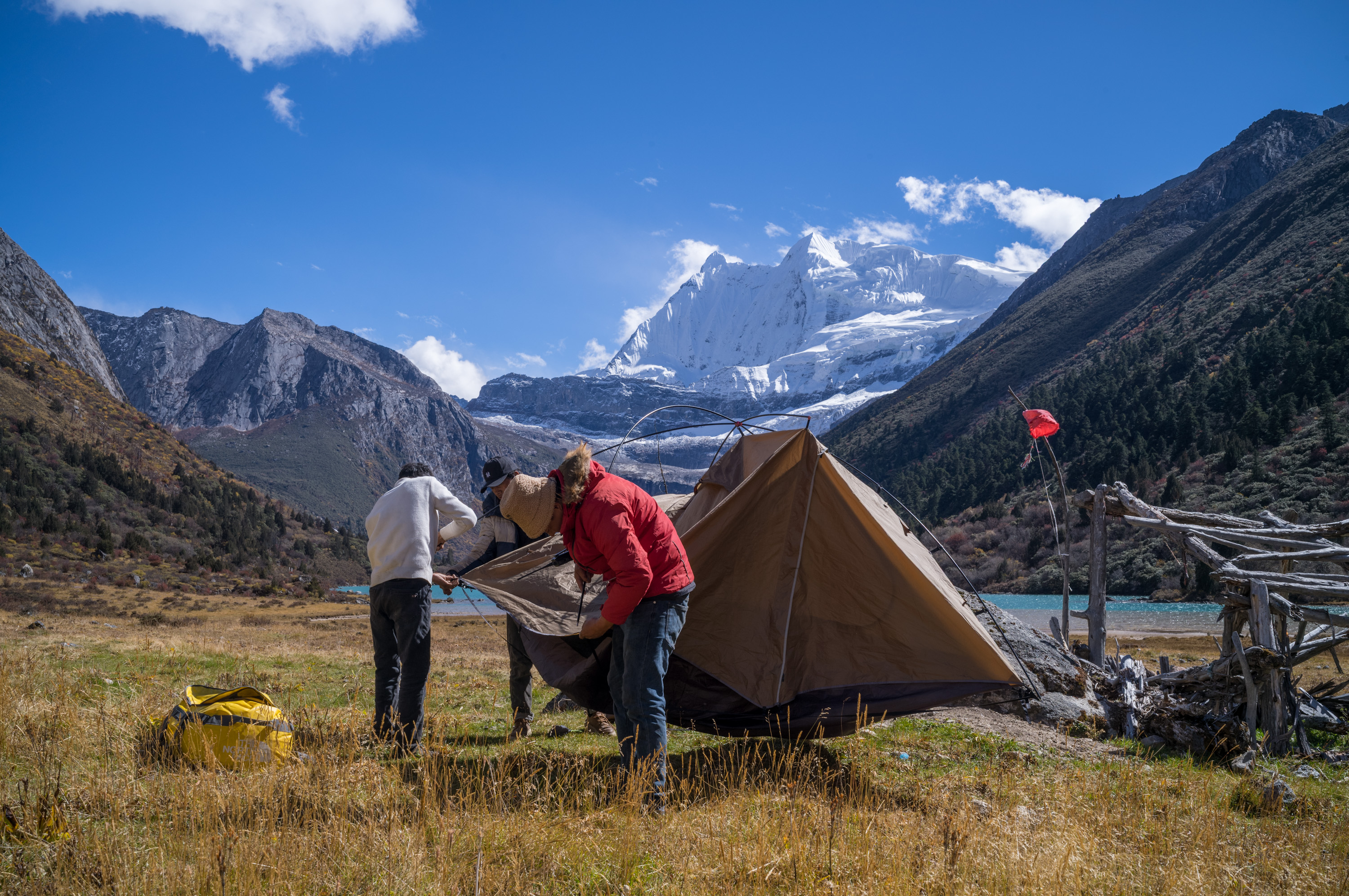 请本地村民运输物质和营地建设.