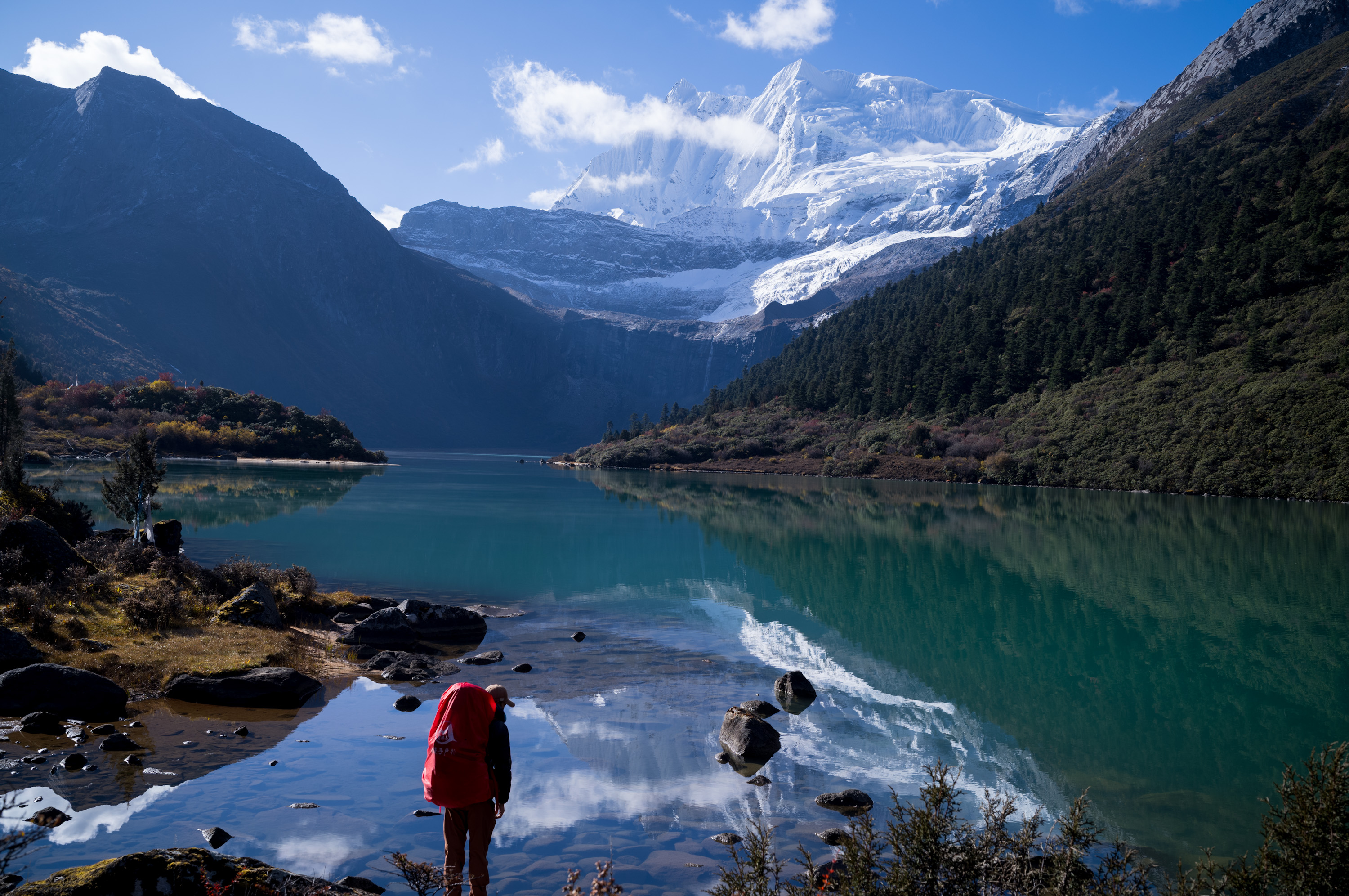 从北面望去,念久雪山全景,冰川融水形成的湖泊清澈无比.