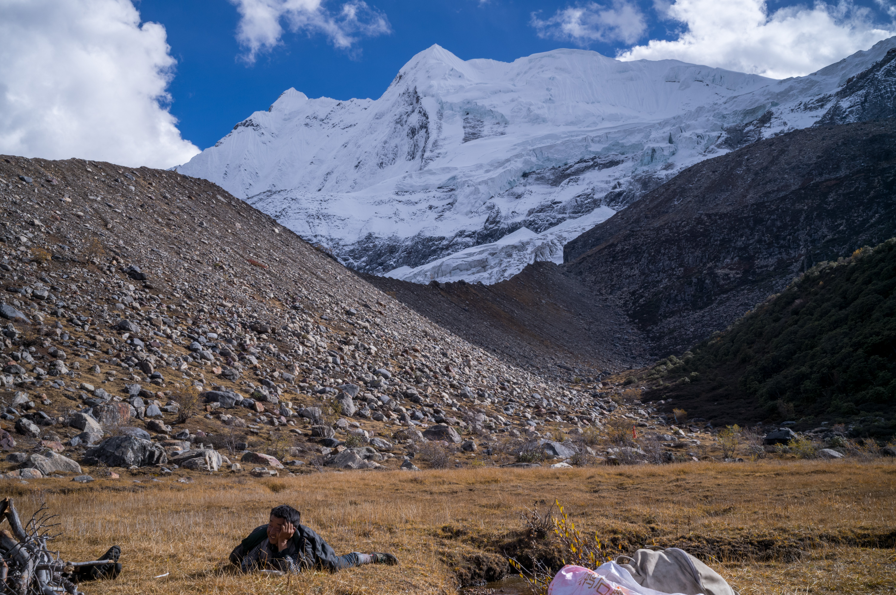 躺在草地上聊天的本地村民.