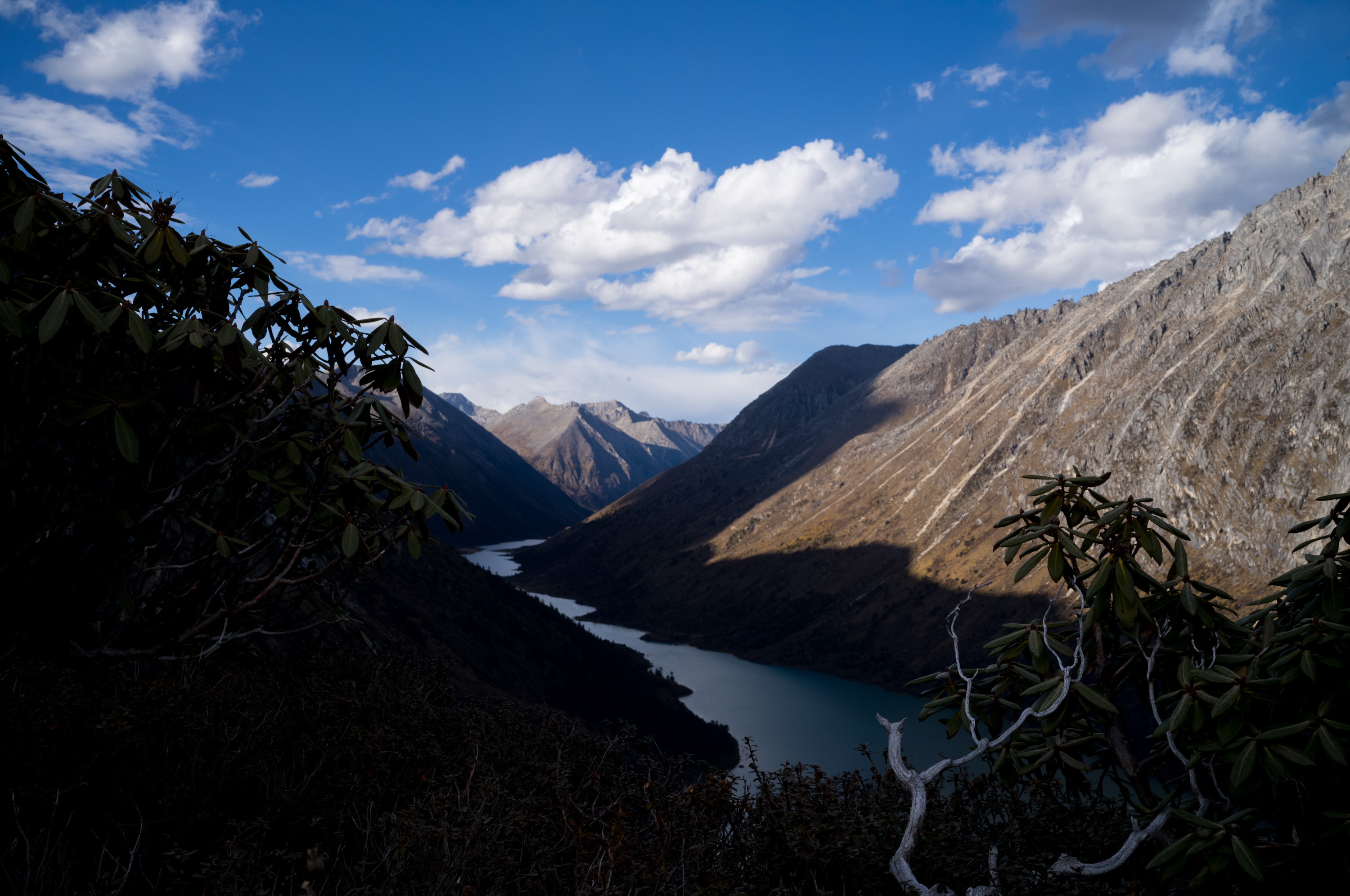 向北面望去,下面是冰川湖泊.