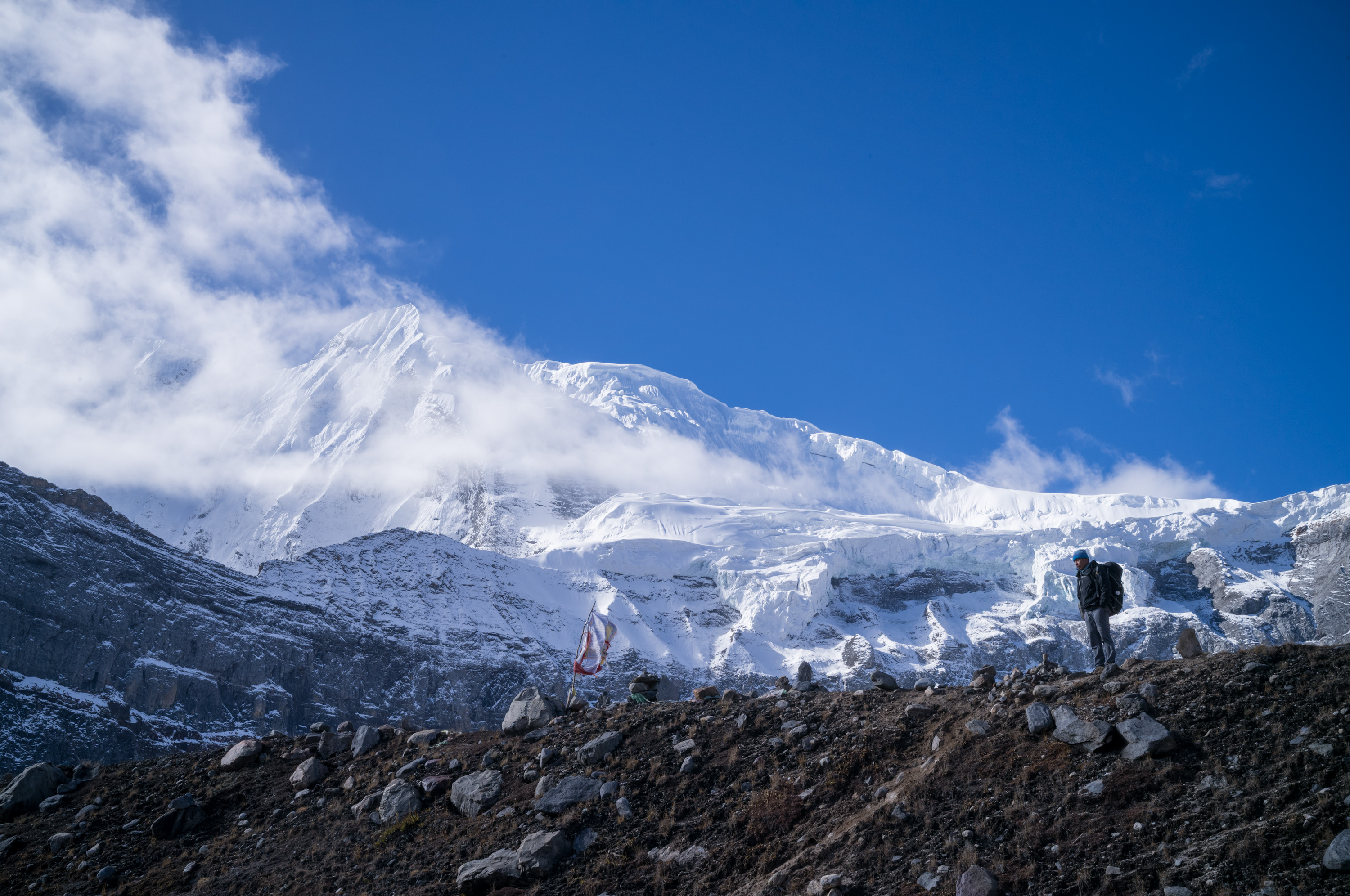 向导站在一个退化了的冰川遗迹上.