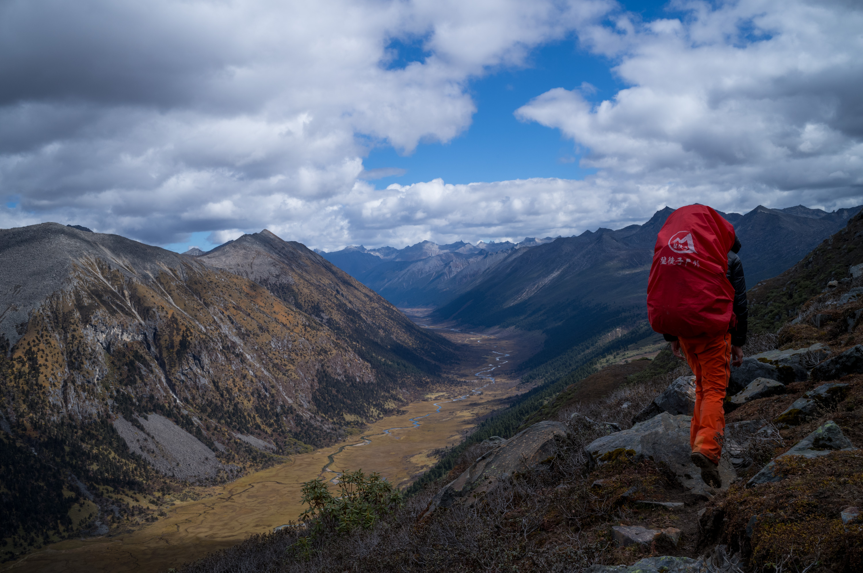东面的长长的山谷.