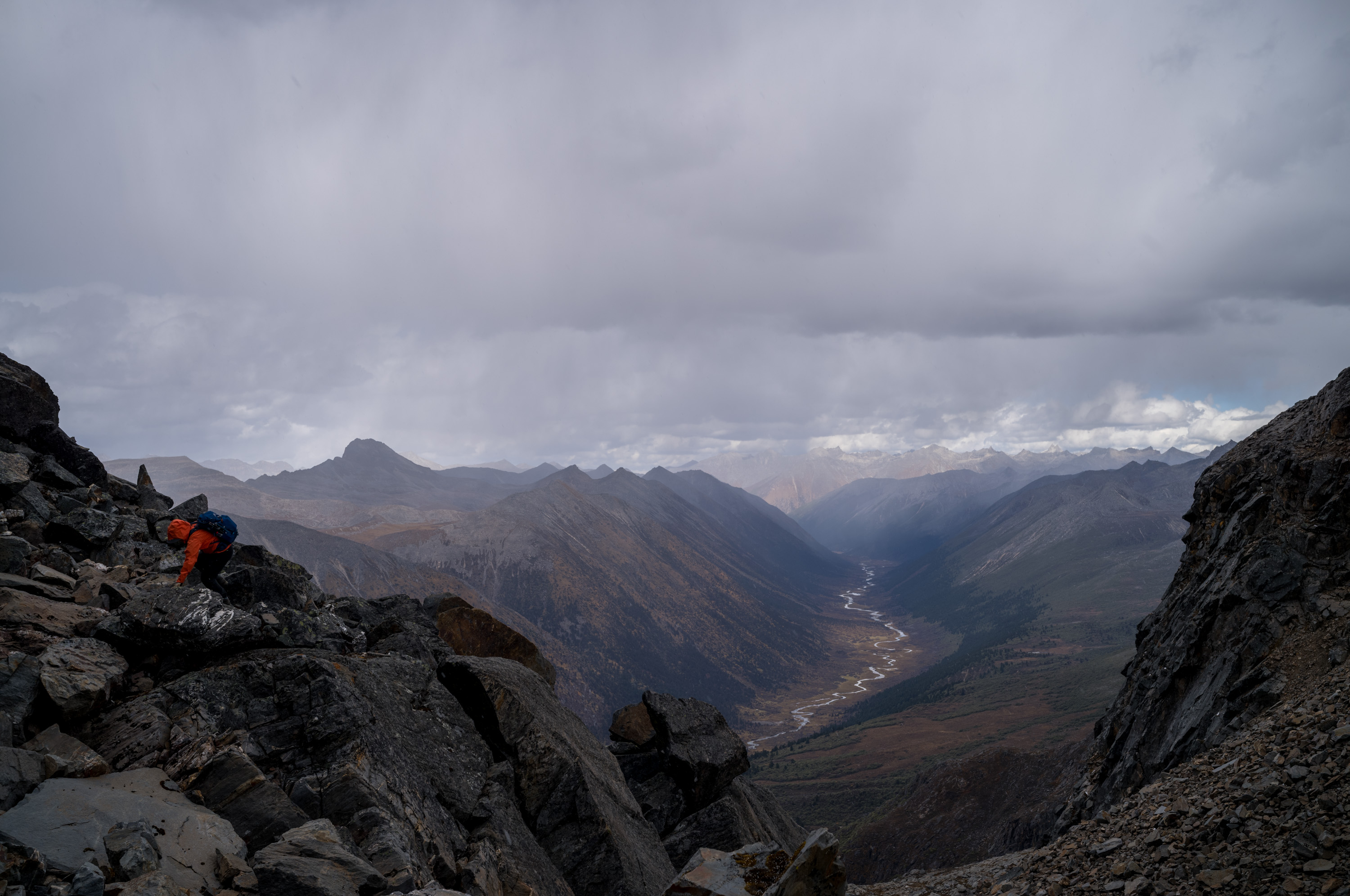 在大石坡上攀登.