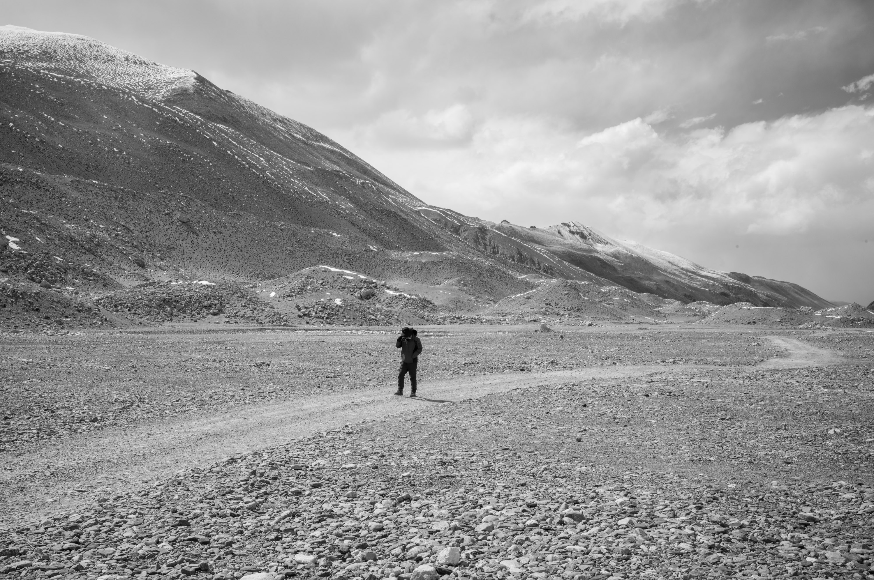 Taking a walk at the base camp. 在登山大本营散步的人.