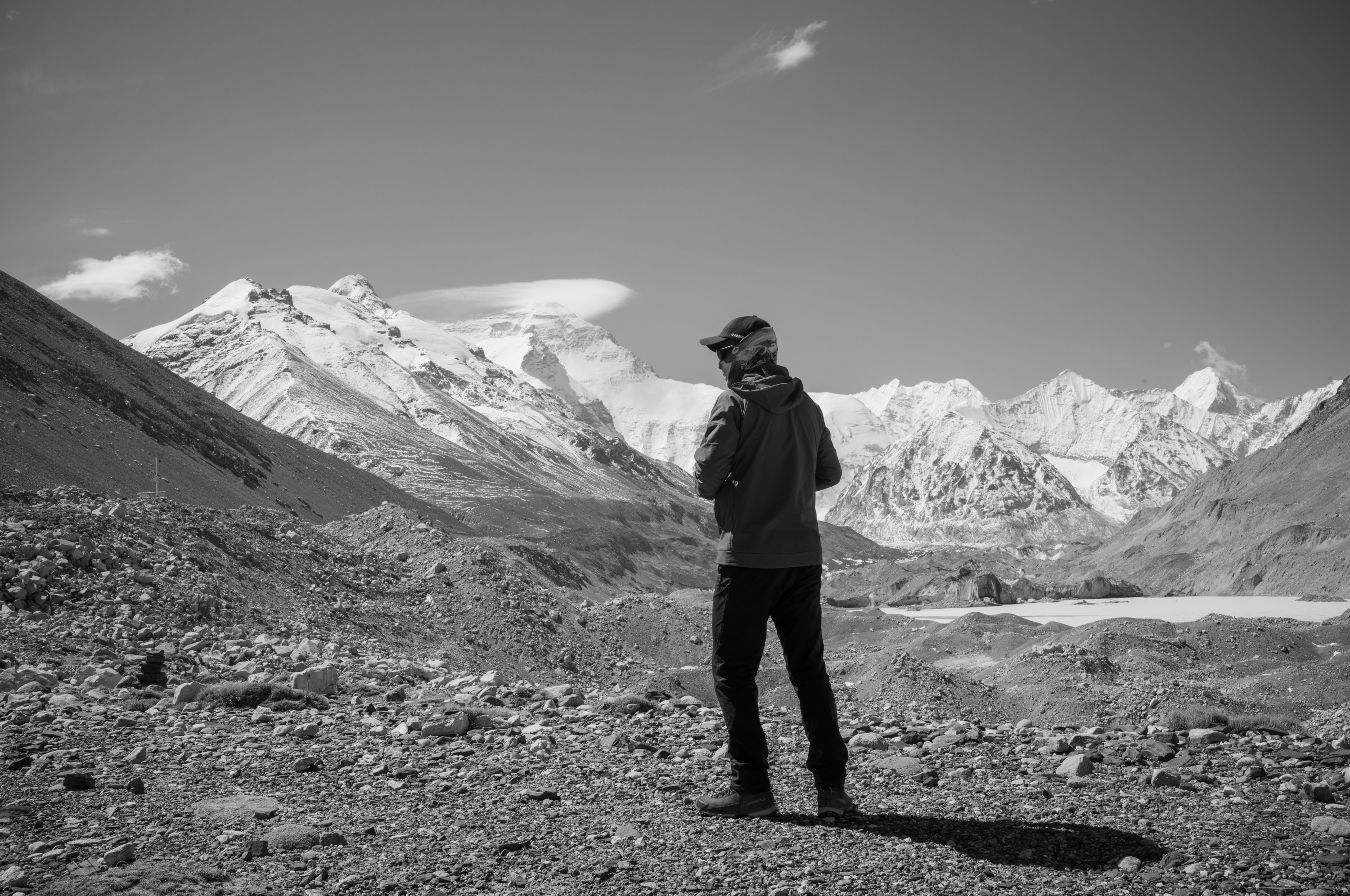 The guide and Mount Qomolangma.向导与珠峰.