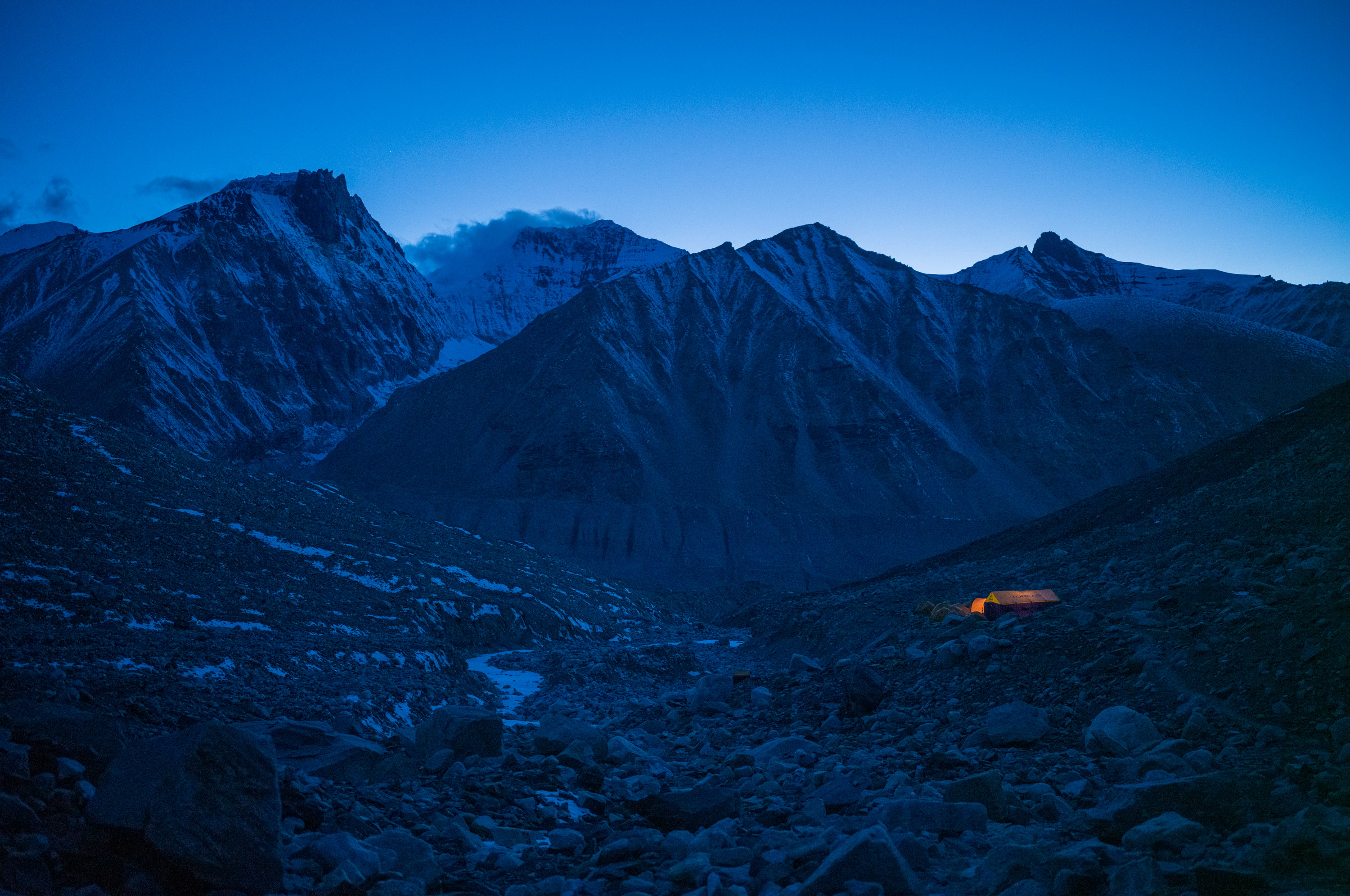 The camp at an altitude of 5,400 meters. 海拔5400米的营地.