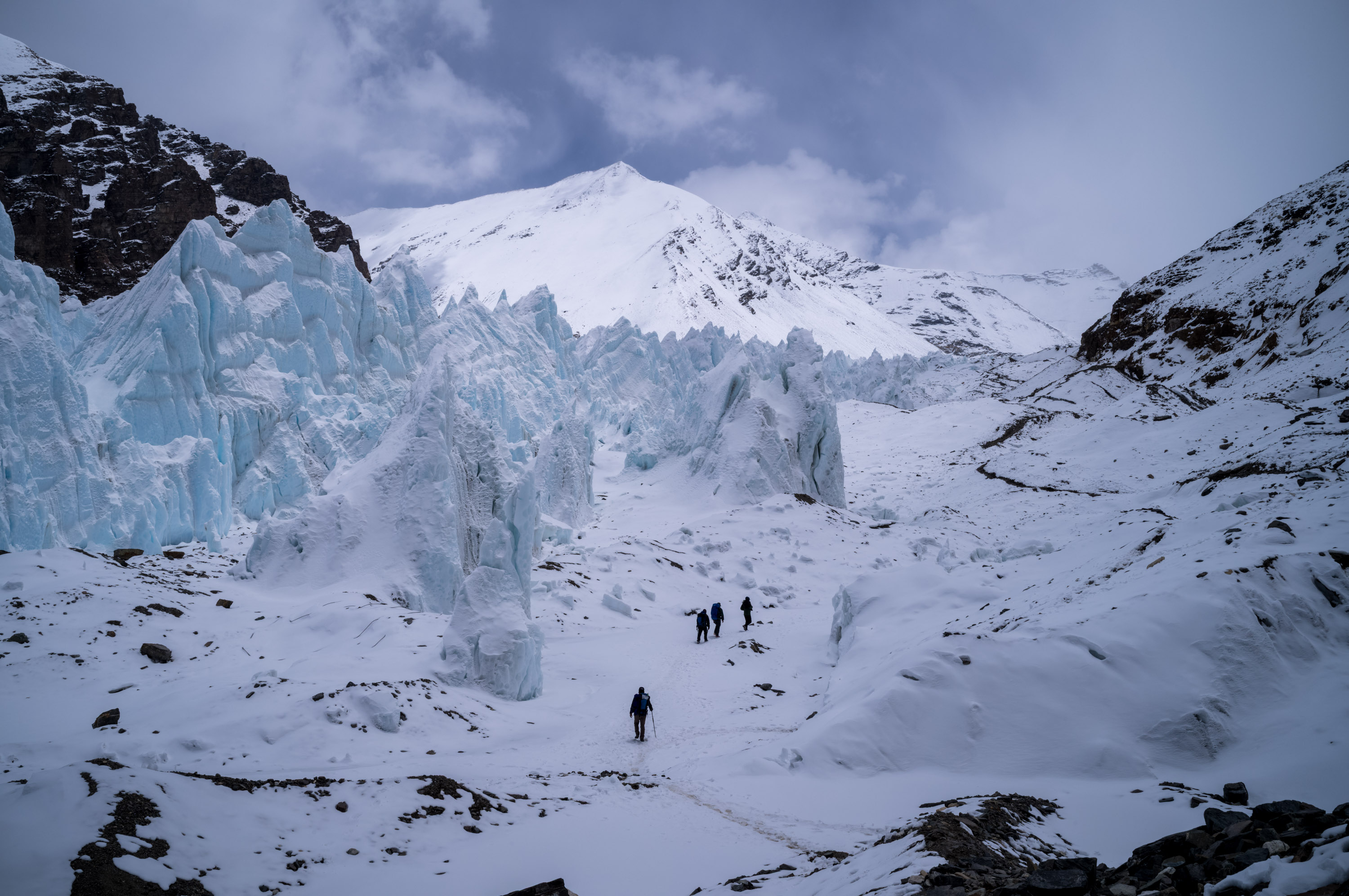 Most of the time is spent walking on the glacier. 大部分时间都是在冰川上行走.