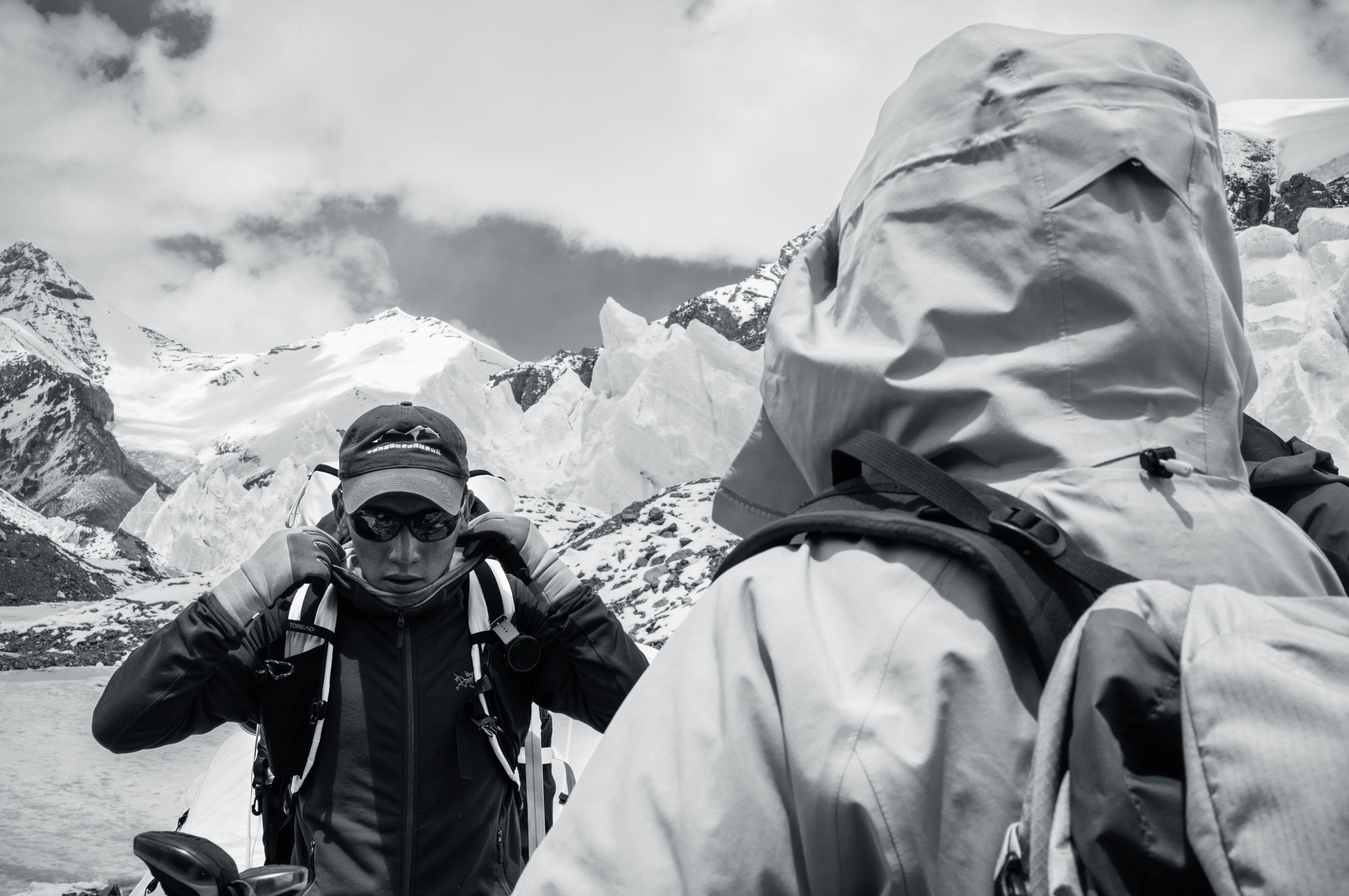 This guide has just taken his client to climb Xiangdong Peak (7018 meters) and returned. 这位向导刚带客户攀登向东峰(海拔7018米)回来.