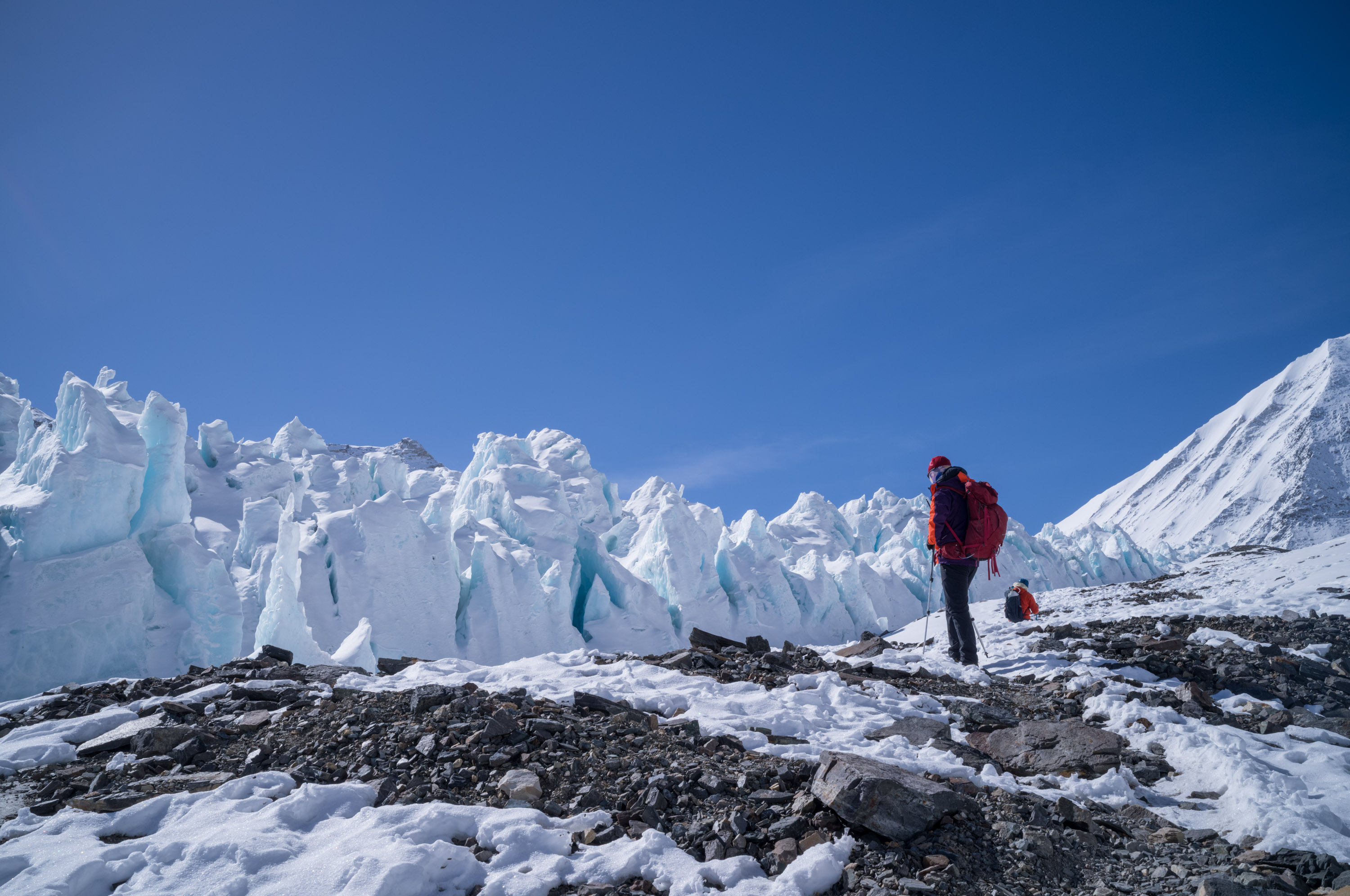 Huge glacier. 巨大的冰塔林.