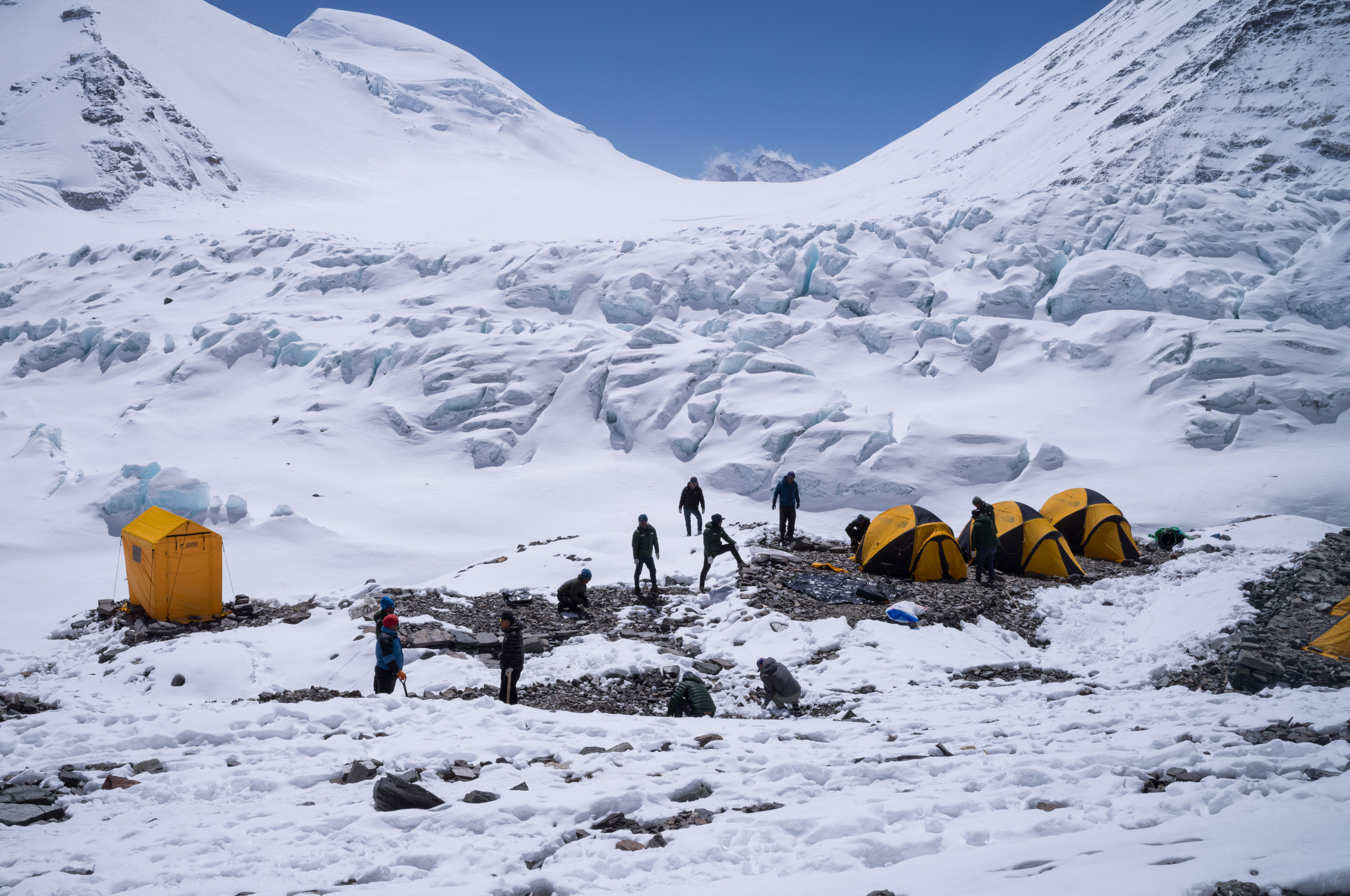 The advanced base camp, with the Mt Makalu in the background.这里是海拔6400米的营地,背景雪山是马卡鲁峰.