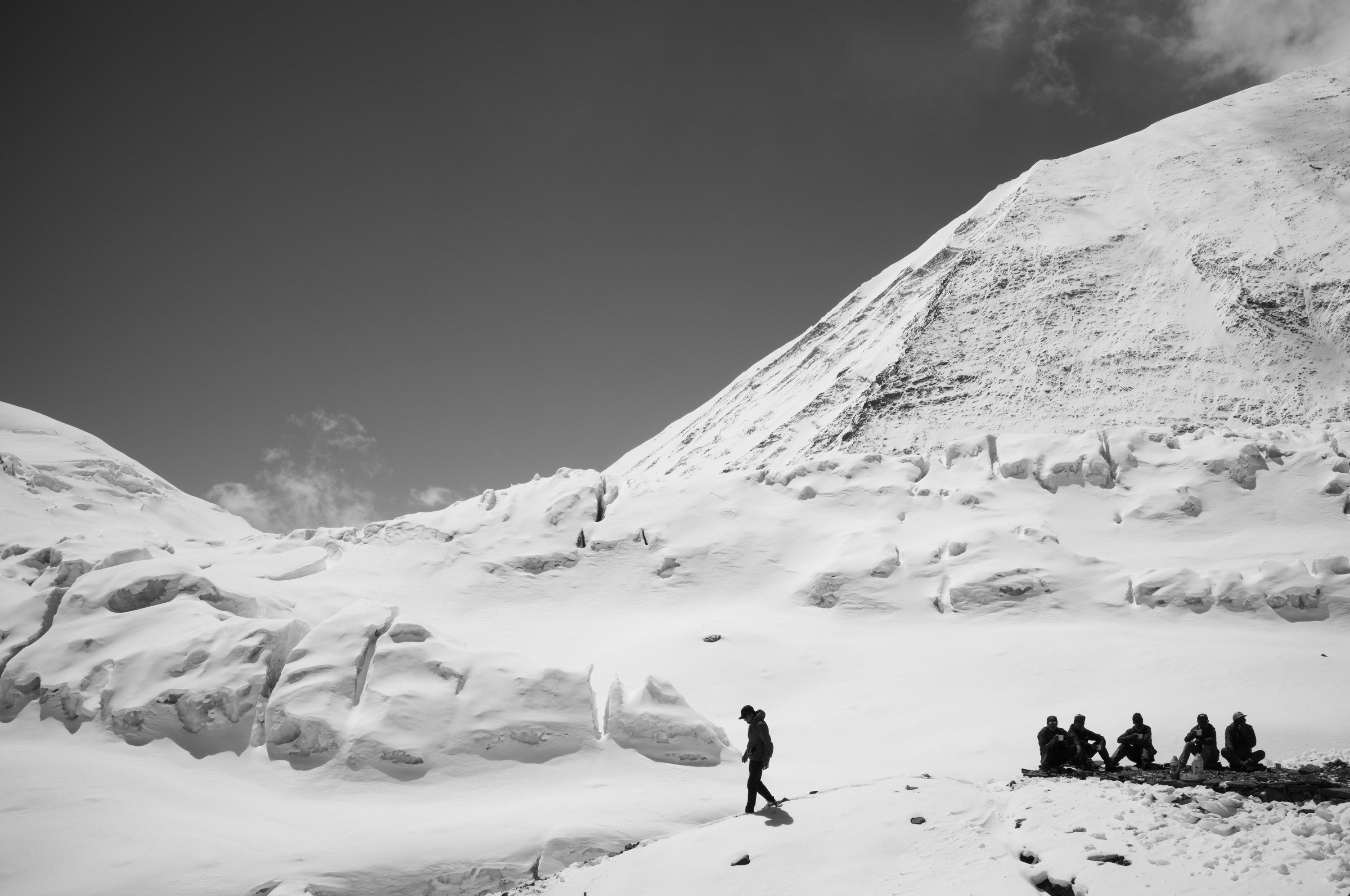 Several Sherpa guides from Nepal are taking a rest at the advanced base camp at an altitude of 6,400 meters. They are getting ready to lead their clients to Mt Qomolangma via the northern route. 几个尼泊尔来的夏尔巴向导,在海拔6400的前进营地休息,准备带客户沿北线上珠峰.