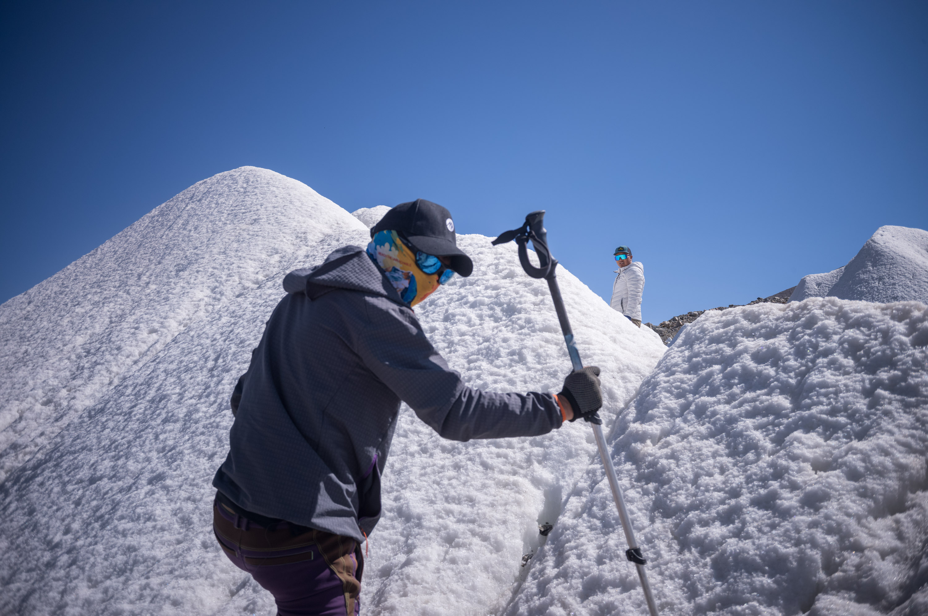 Glacier hiking near the base camp. 在大本营附近的冰川徒步。