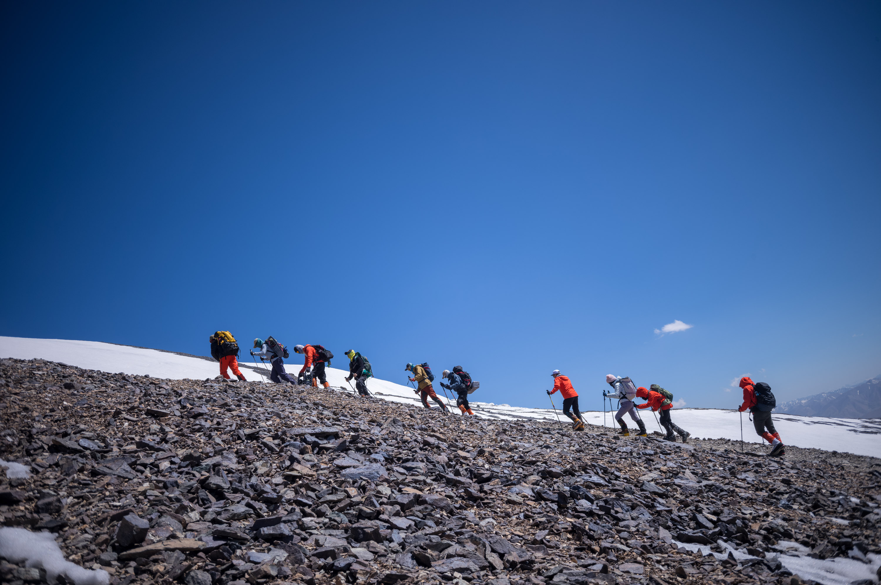 Encountering another climbing team on the route to Muztagh Ata. 在前往慕士塔格峰的路线中遇到另外一个攀登队伍。