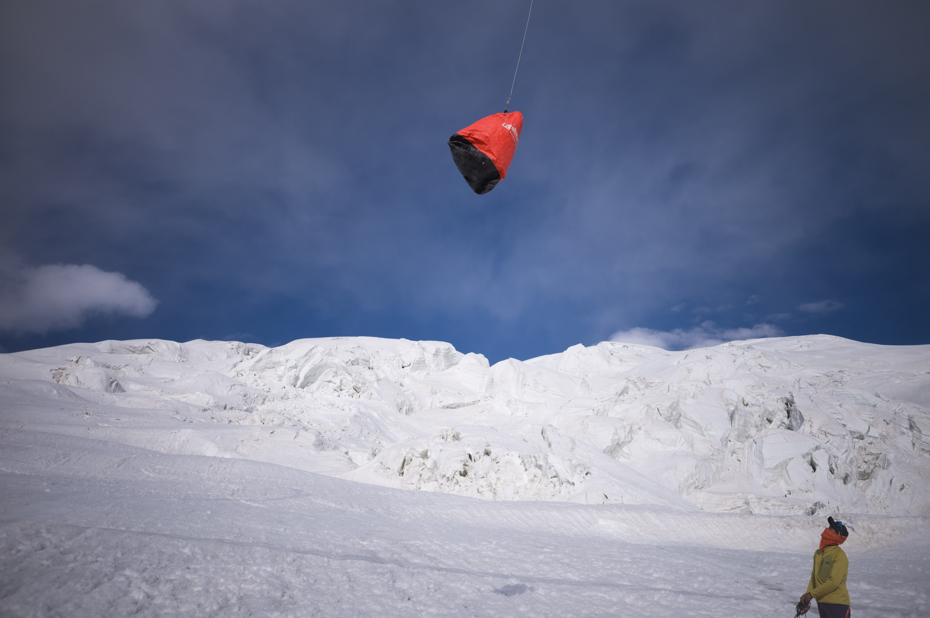 A DJI drone is used to deliver dinner to Camp 1 (at an altitude of 5,600 meters). 大本营用大疆DJI无人机送晚餐到1号营地(海拔5600米).
