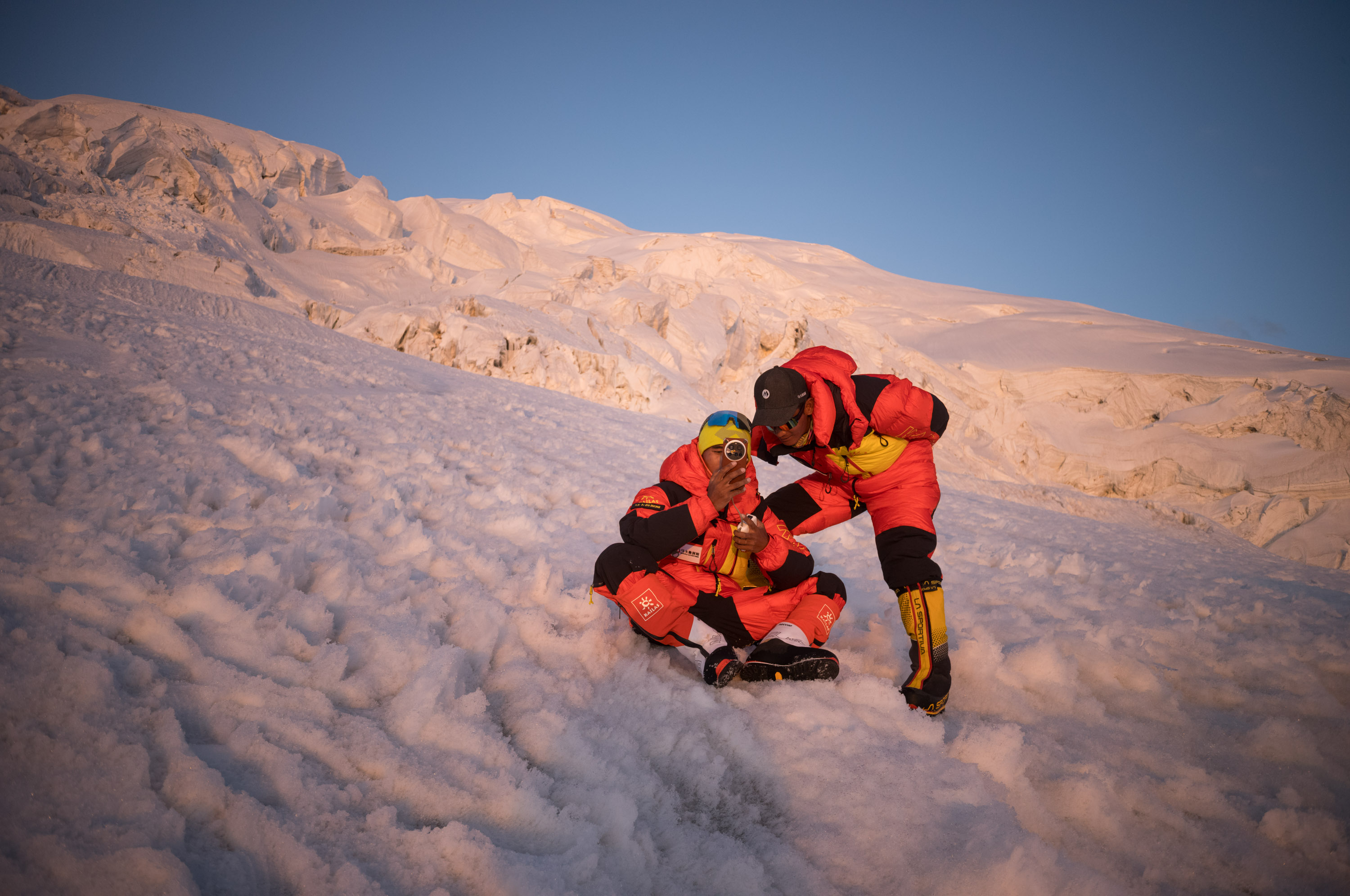 This is Camp 1. By evening, the sun was finally not so intense. 这里是海拔5600米的一号营地,到了傍晚阳光终于没有那么强烈.