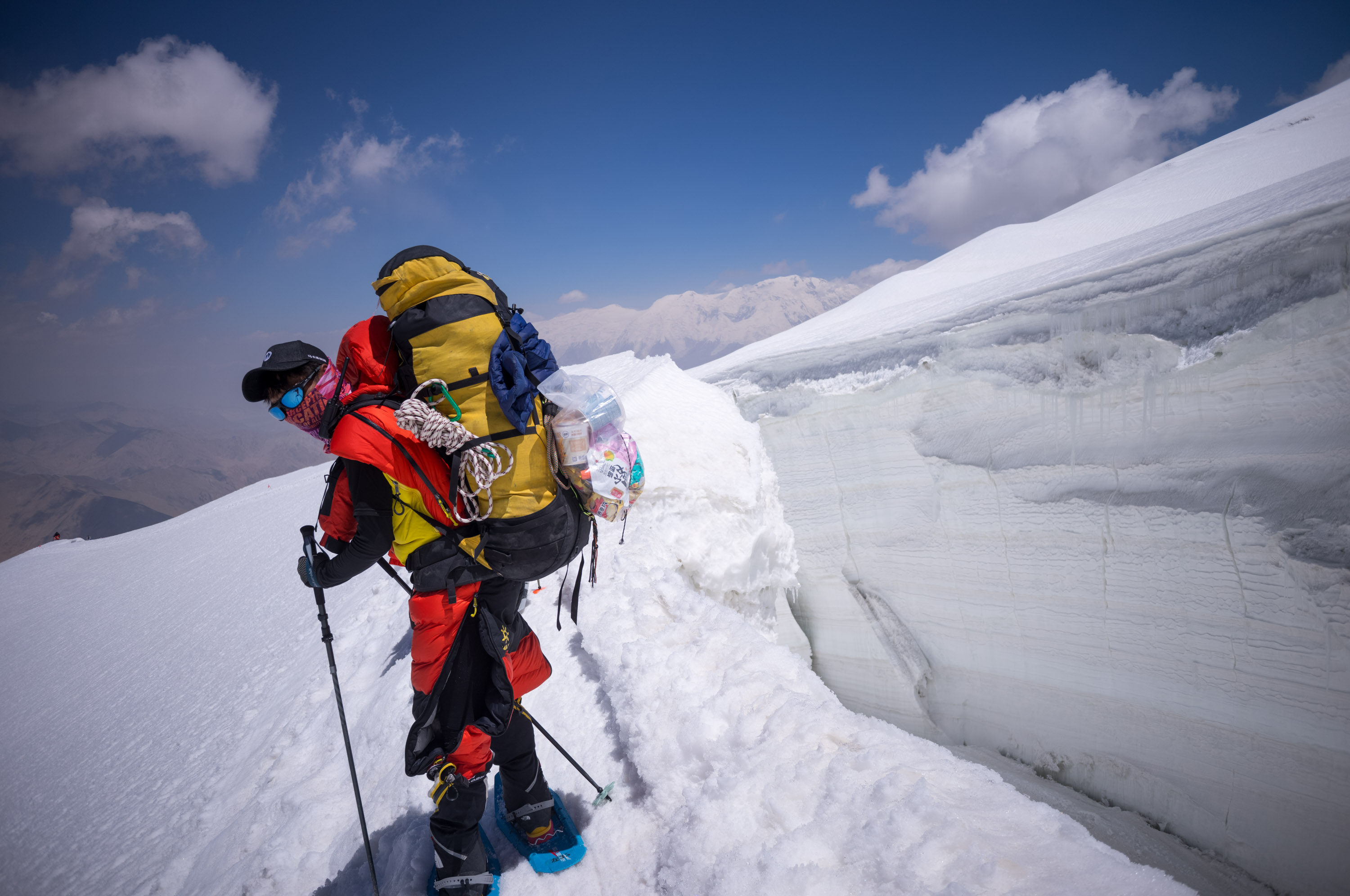 行走在冰裂缝边缘. 一号营地与二号营地之间的路上有不少危险的冰裂缝.😨