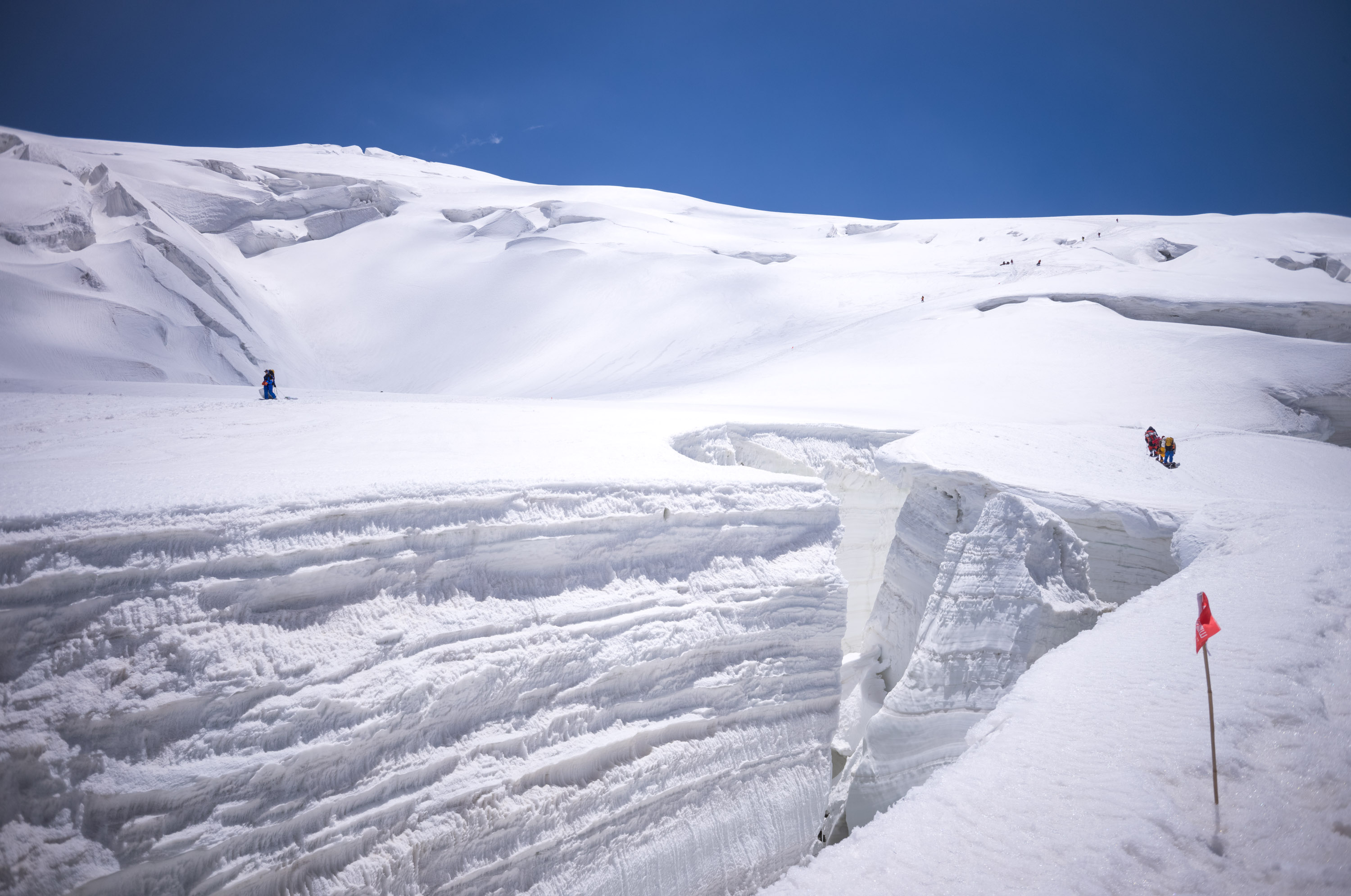 巨大的冰裂缝. 最近有人掉进去了,但幸好救出来了.