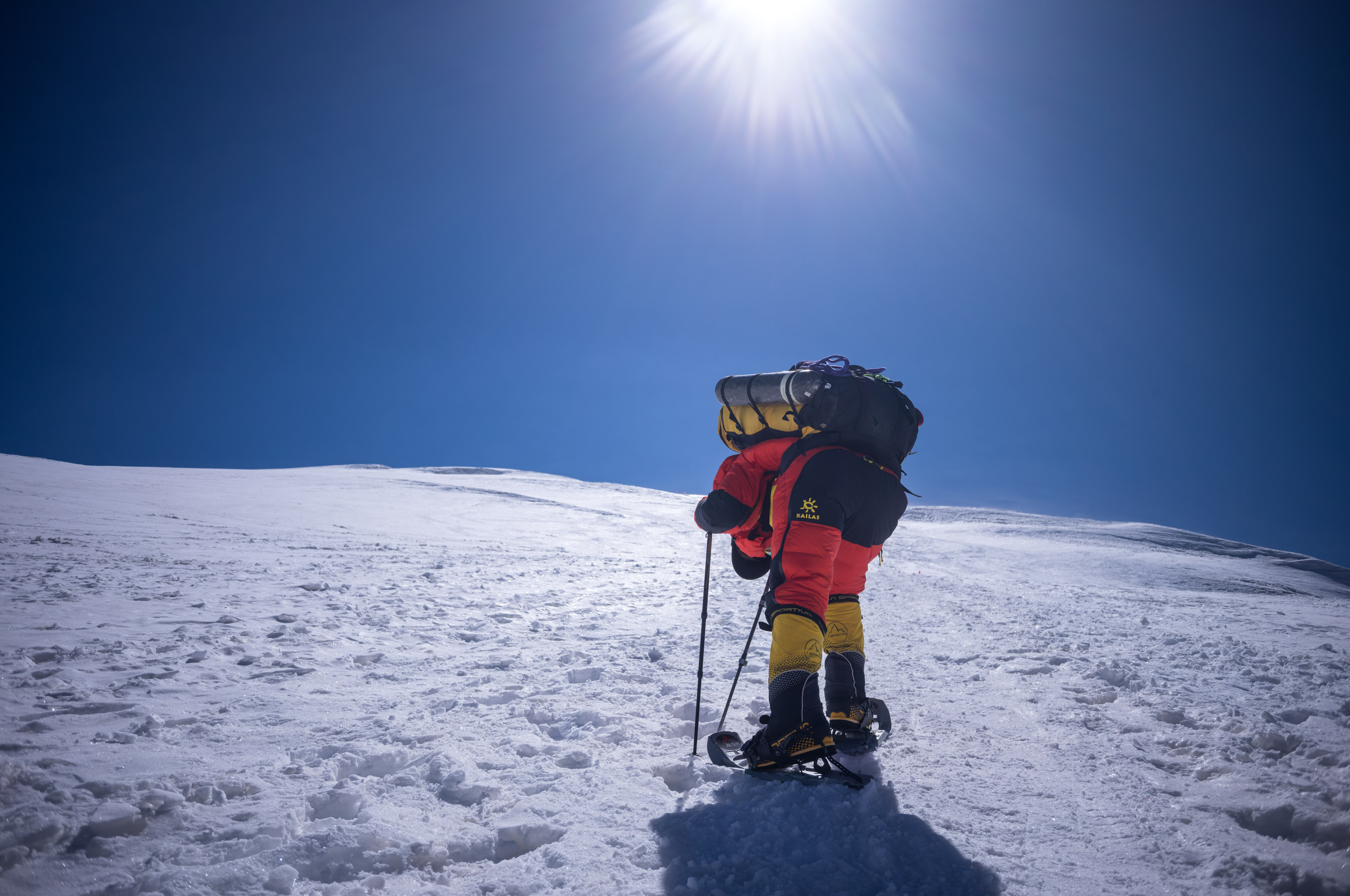 高海拔的其中一个挑战是强烈的阳光直射.