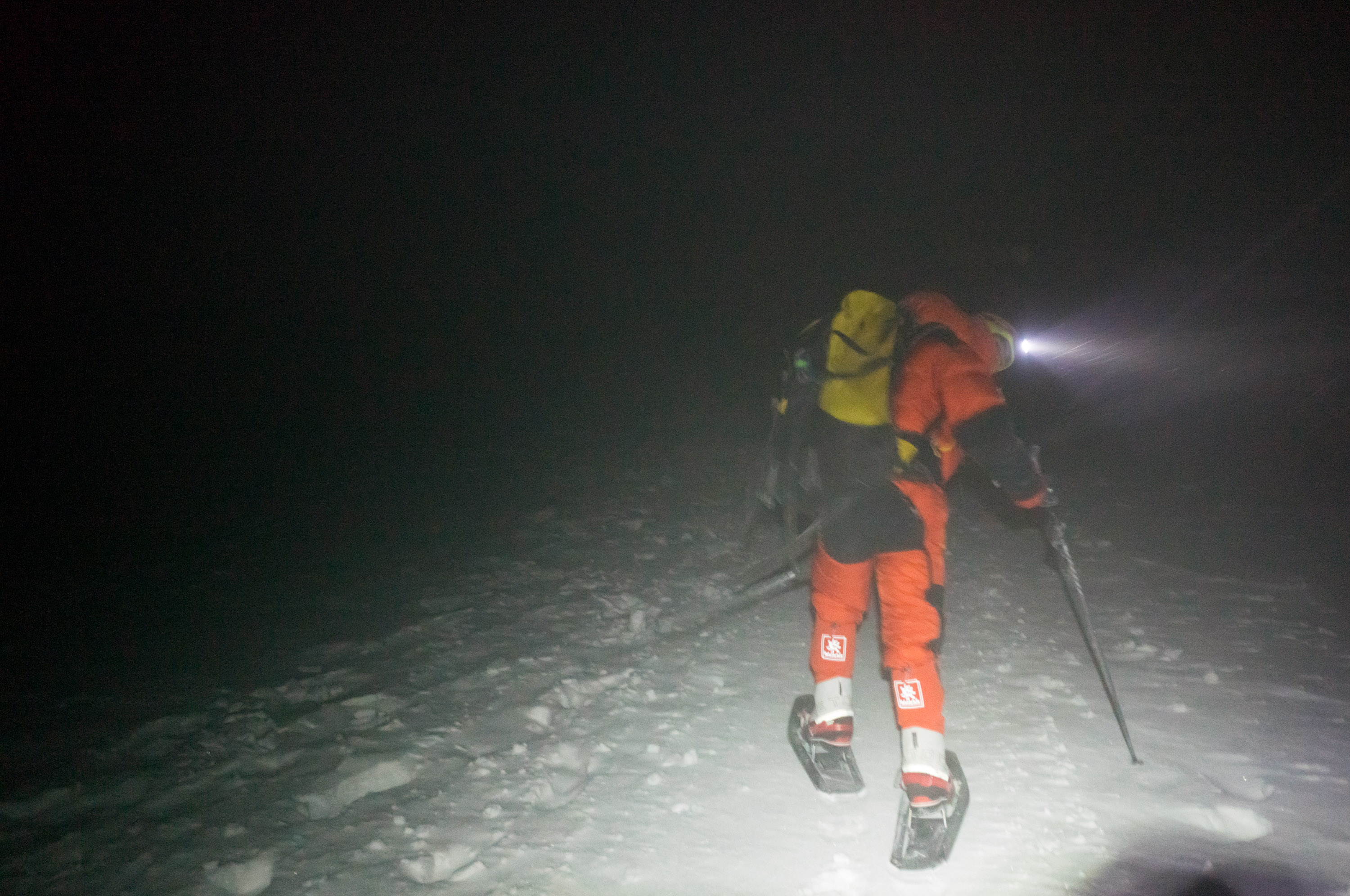 At 2:45 a.m., I set off from Camp 3 with two guides to the summit.凌晨2:45分我和两个向导从三号营地出发冲顶.