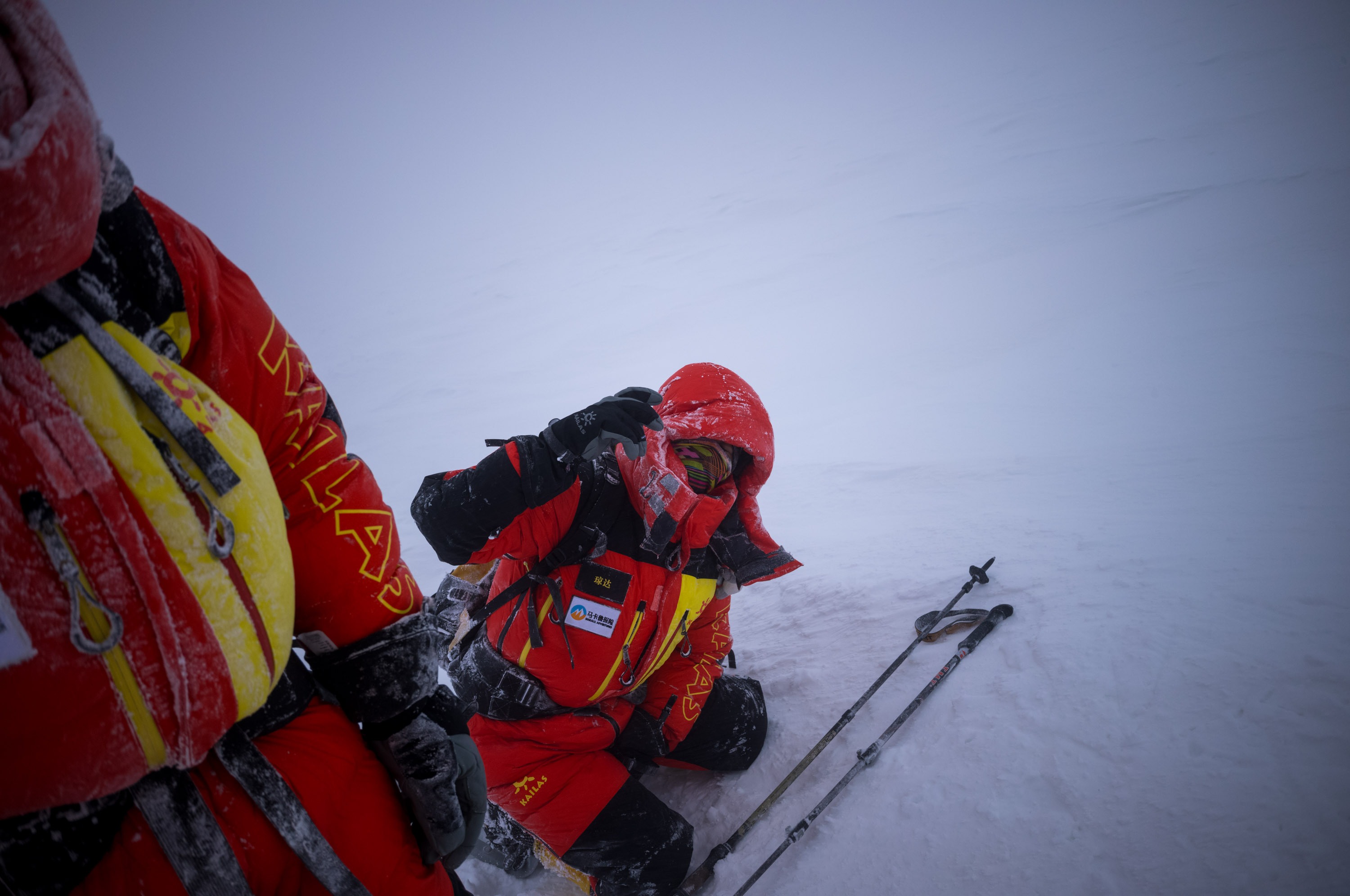 今早的天气不好,大风大雪看不清路. 在大约海拔7474米的位置,早上8点,向导琼达高反严重跪在地上说:‘让我休息一下吧’.