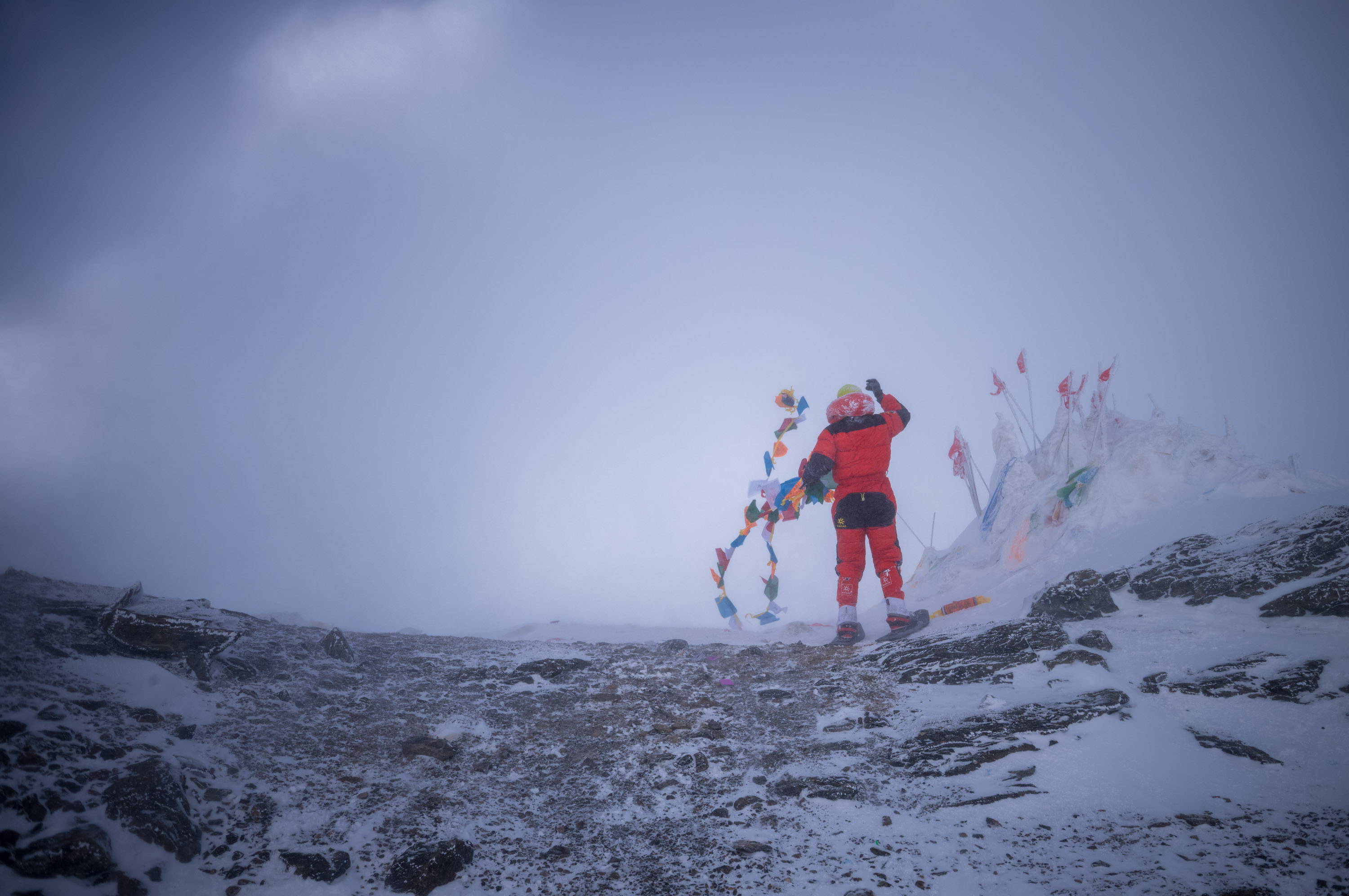At 8:35 a.m., we finally reached the summit,My Tibetan guide hung his prayer flags.早上8:35分,终于到达顶峰,藏族向导很虔诚的挂上了经幡.