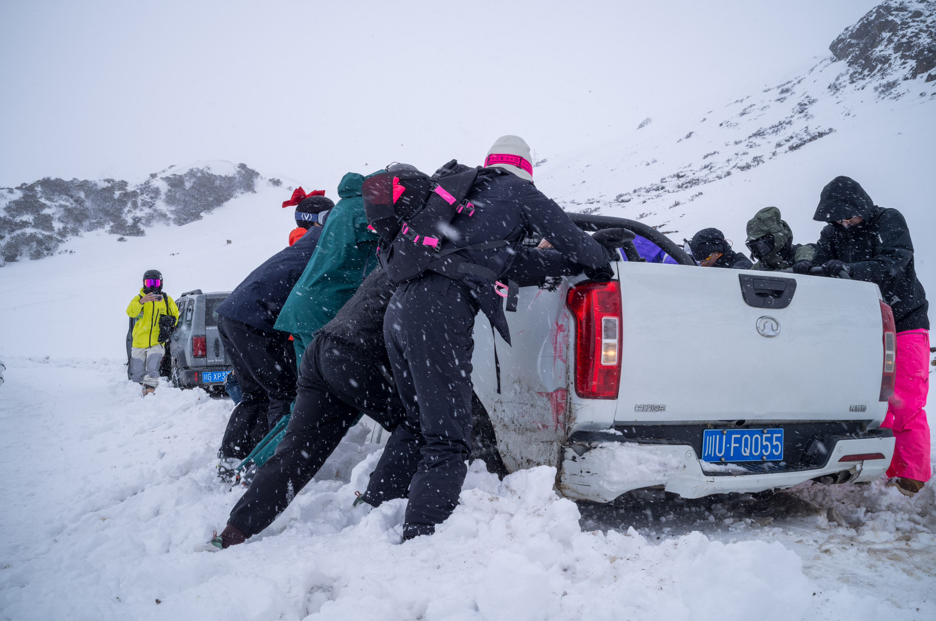 Our pickup truck couldn&rsquo;t navigate the snow-covered mountain road. 大雪封山，皮卡车走不了
