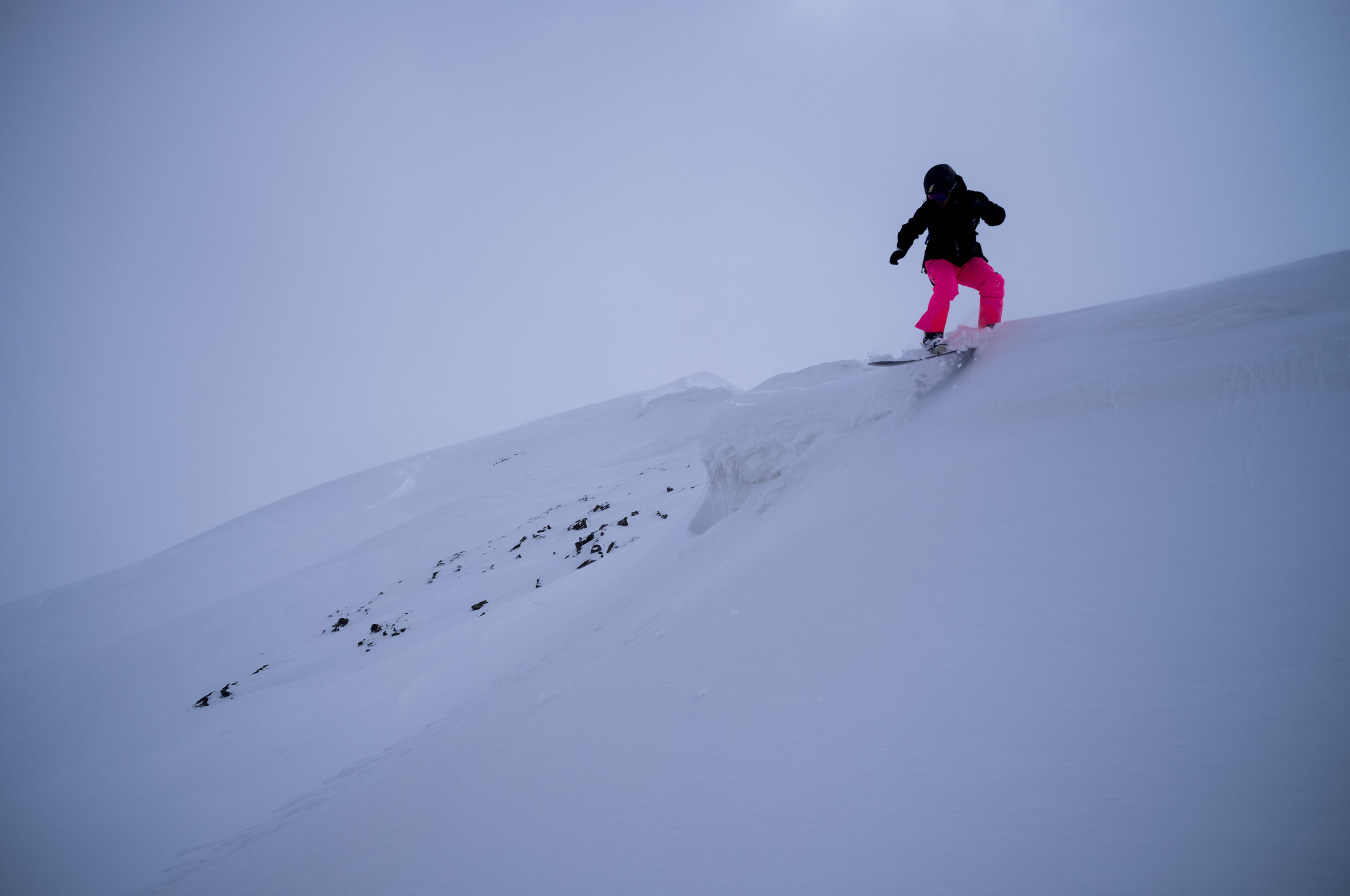 Skiing down from the ridge at 4,600 meters altitude. 从海拔4600米的山脊滑下去。