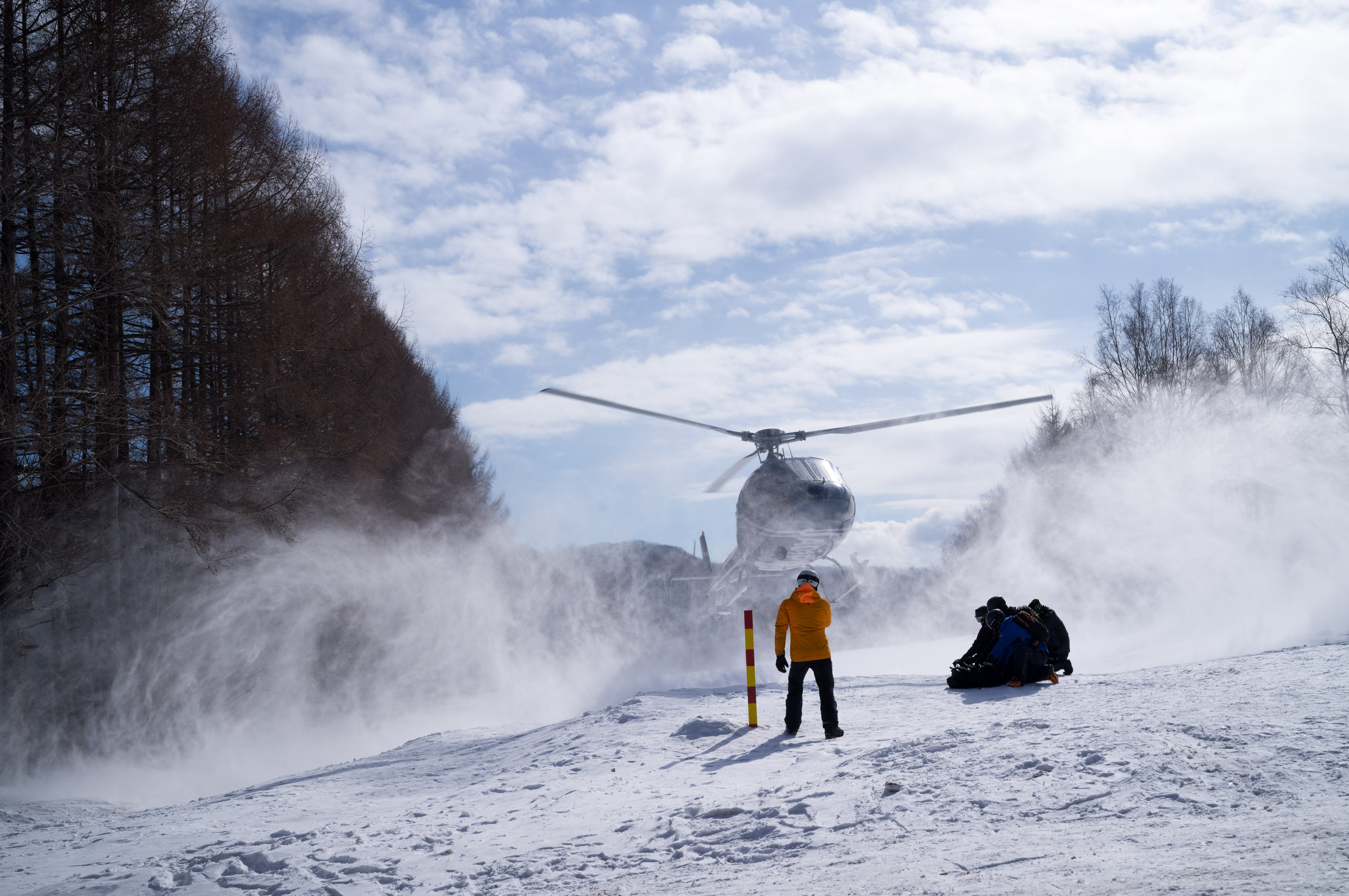Heli-skiing ready to go. 直升机滑雪准备起飞